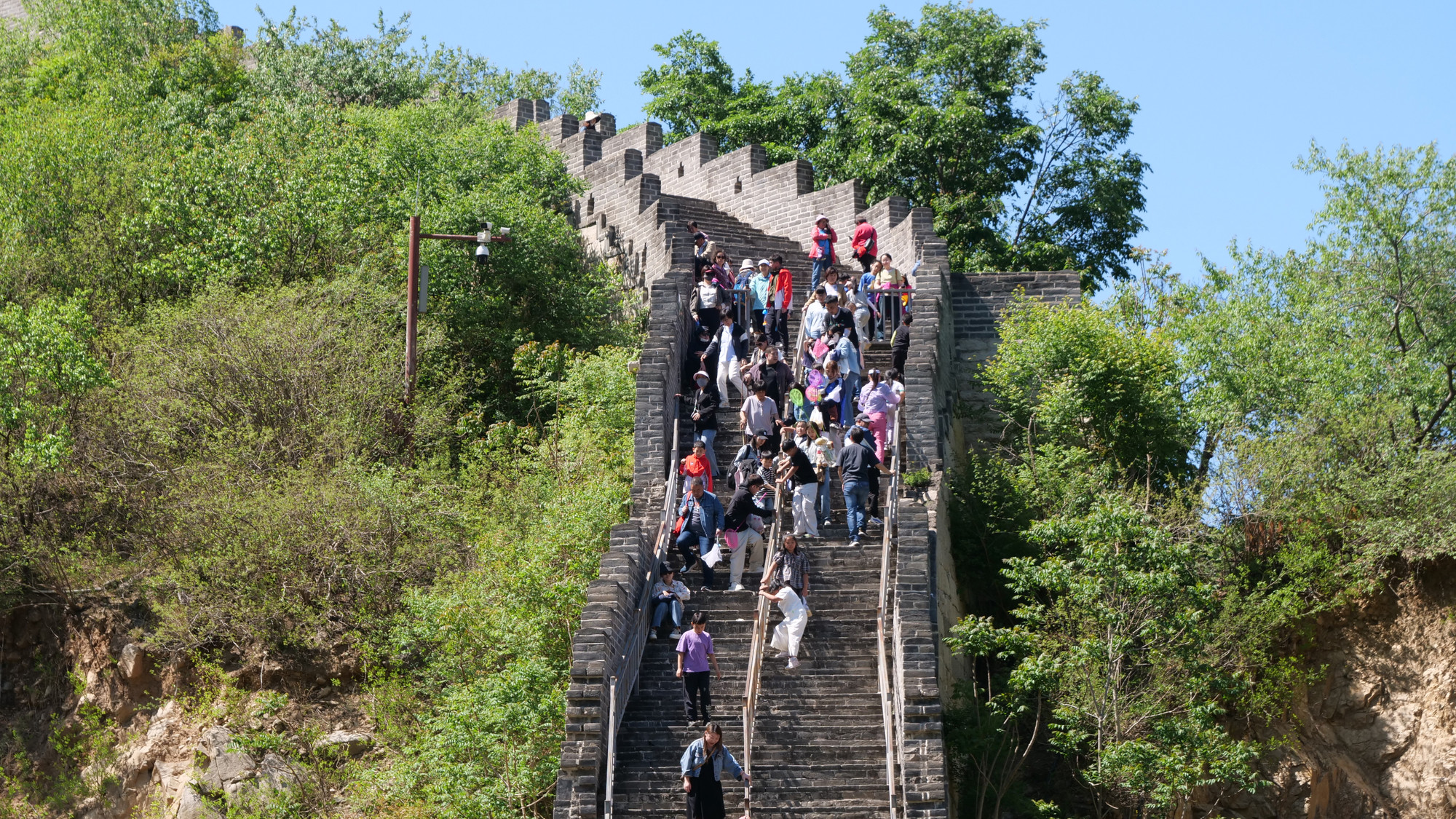Trường thành Hoàng Hoa Thành được xây dựng ở vị trí hiểm yếu trên núi cao, nên nhiều đoạn trường thành gập ghềnh, có độ dốc cao, là một thử thách cho những ai thích leo bộ.