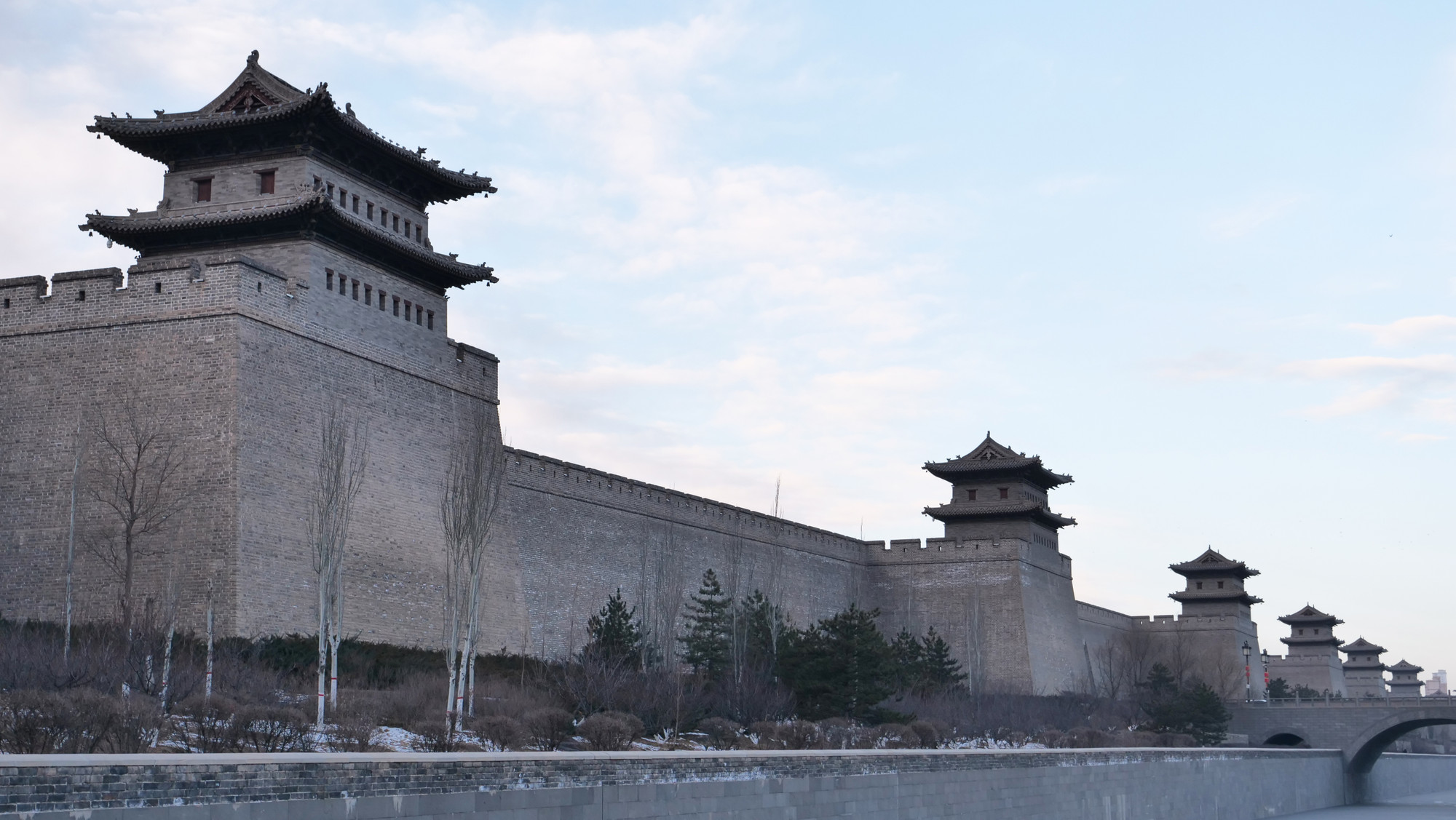 Là vùng phên dậu của các triều đại phong kiến xưa với vị trí quân sự hiểm yếu, thành cổ Đại Đồng được xây dựng và bố trí nhiều công trình phòng thủ quân sự. Thành cổ Đại Đồng có chu vi 7,24km, xung quanh tường thành có 54 vọng lâu canh gác.