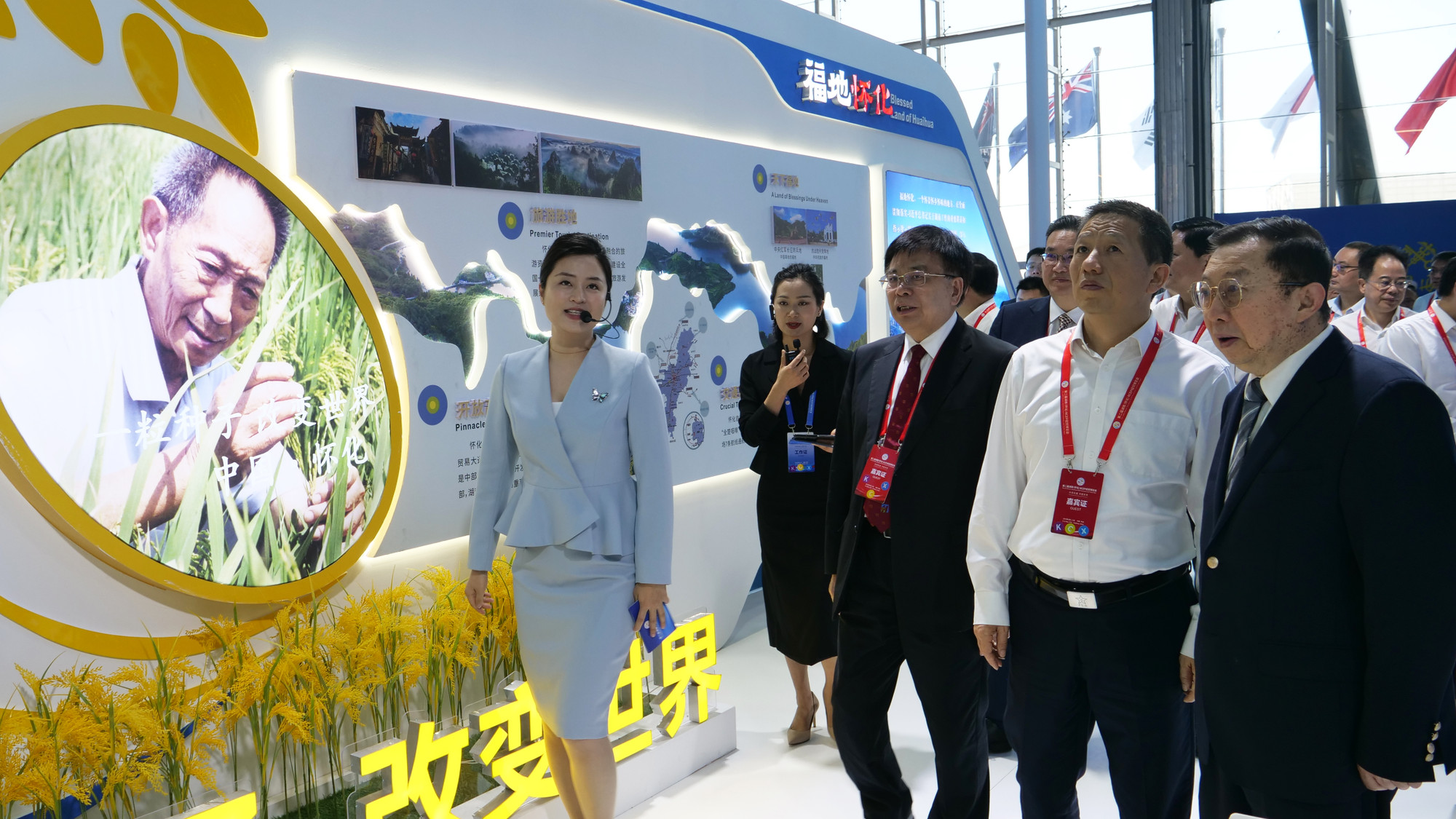 Đại diện lãnh đạo tỉnh Hồ Nam, thành phố Hoài Hóa tham quan khu trưng bày.