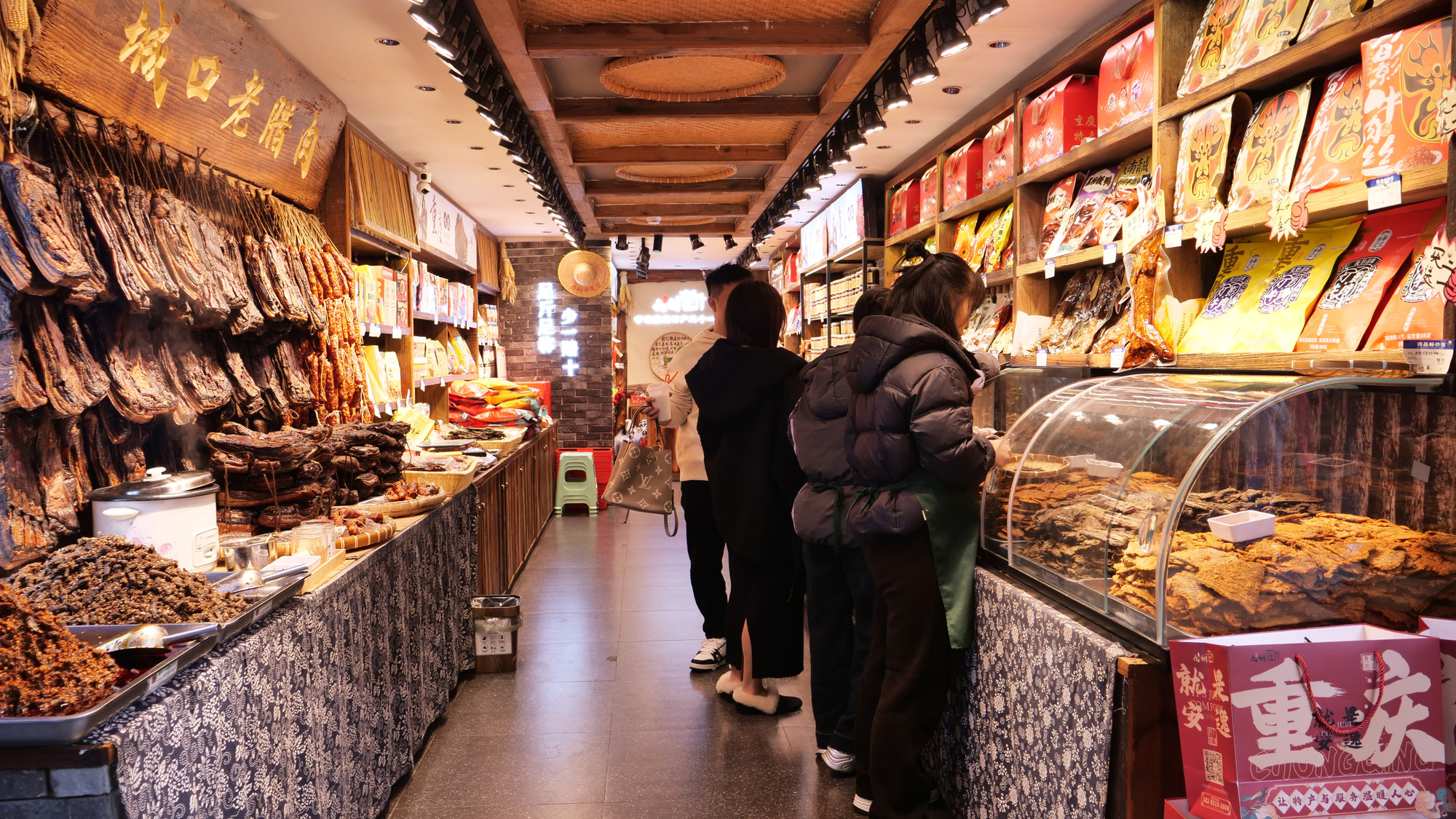 Thịt muối là đặc sản nổi tiếng của nhiều vùng như Trùng Khánh, Tứ Xuyên, Quý Châu, Thiểm Tây… Thịt muối là đặc sản nổi tiếng của nhiều vùng như Trùng Khánh, Tứ Xuyên, Quý Châu, Thiểm Tây…