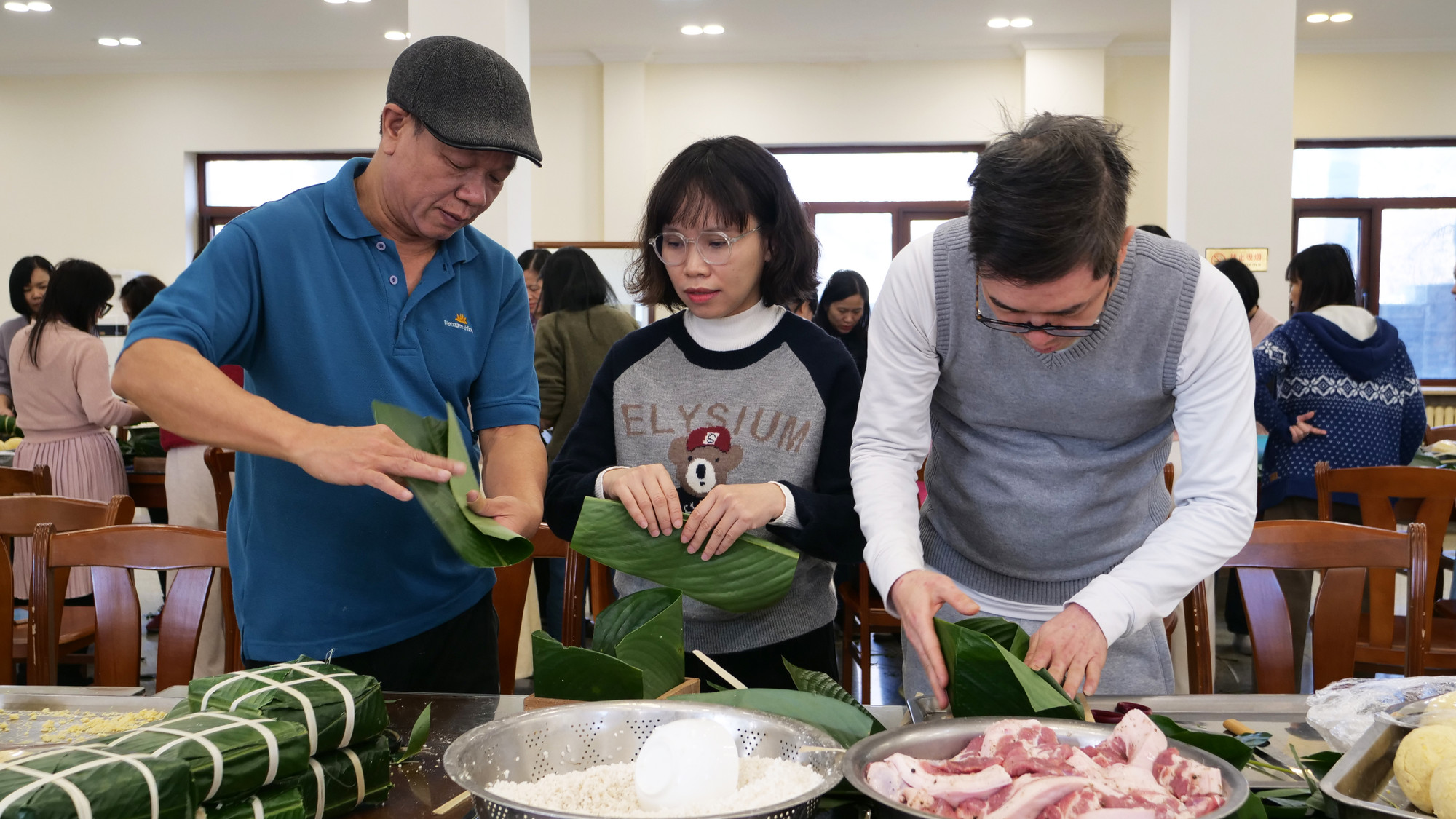 Học hỏi kinh nghiệm gói bánh chưng từ các bậc tiền bối.