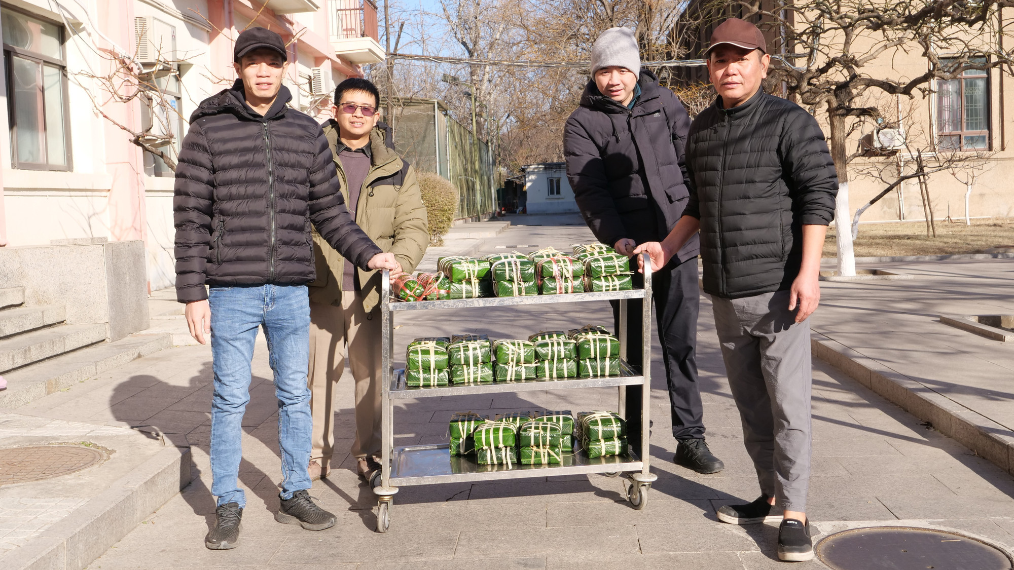 Đội hậu cần vận chuyển bánh chưng đến địa điểm luộc.