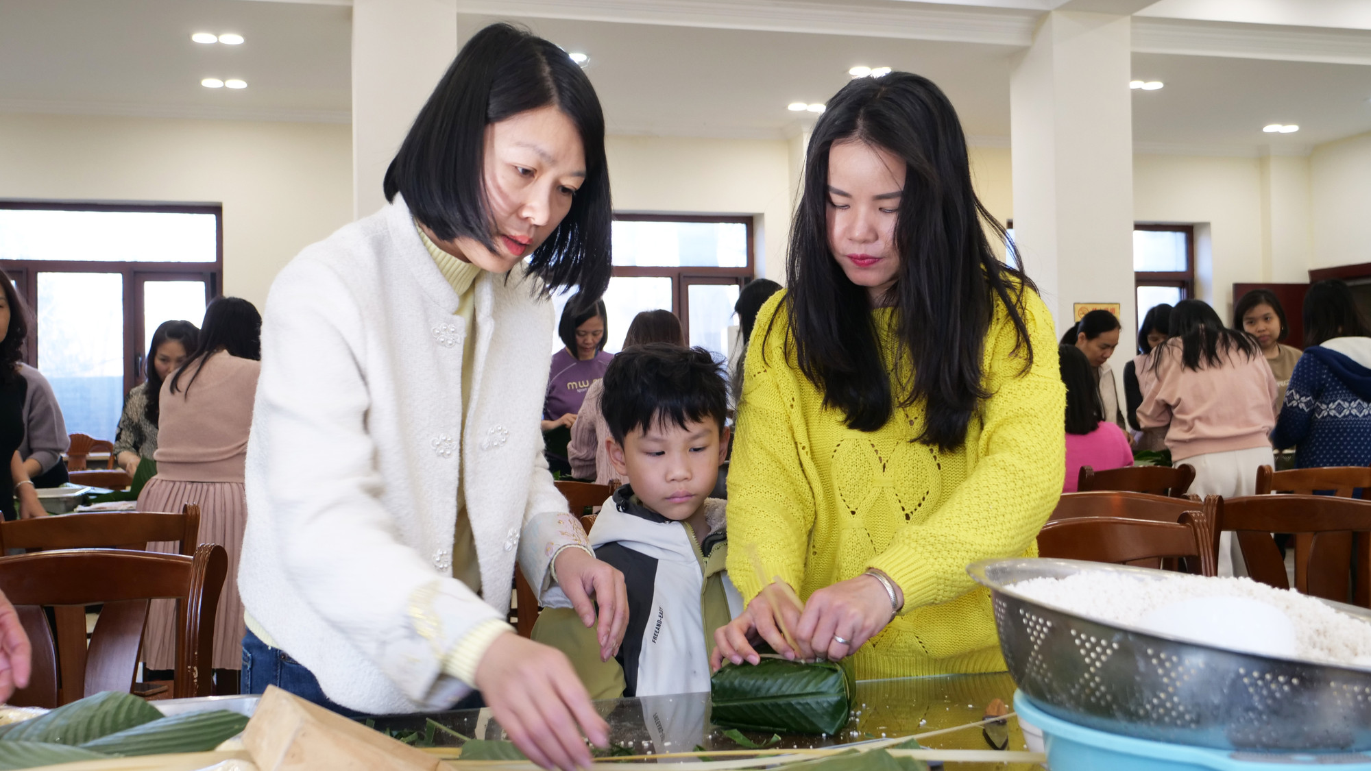 Các cháu thiếu nhi háo hức xem gói bánh chưng.