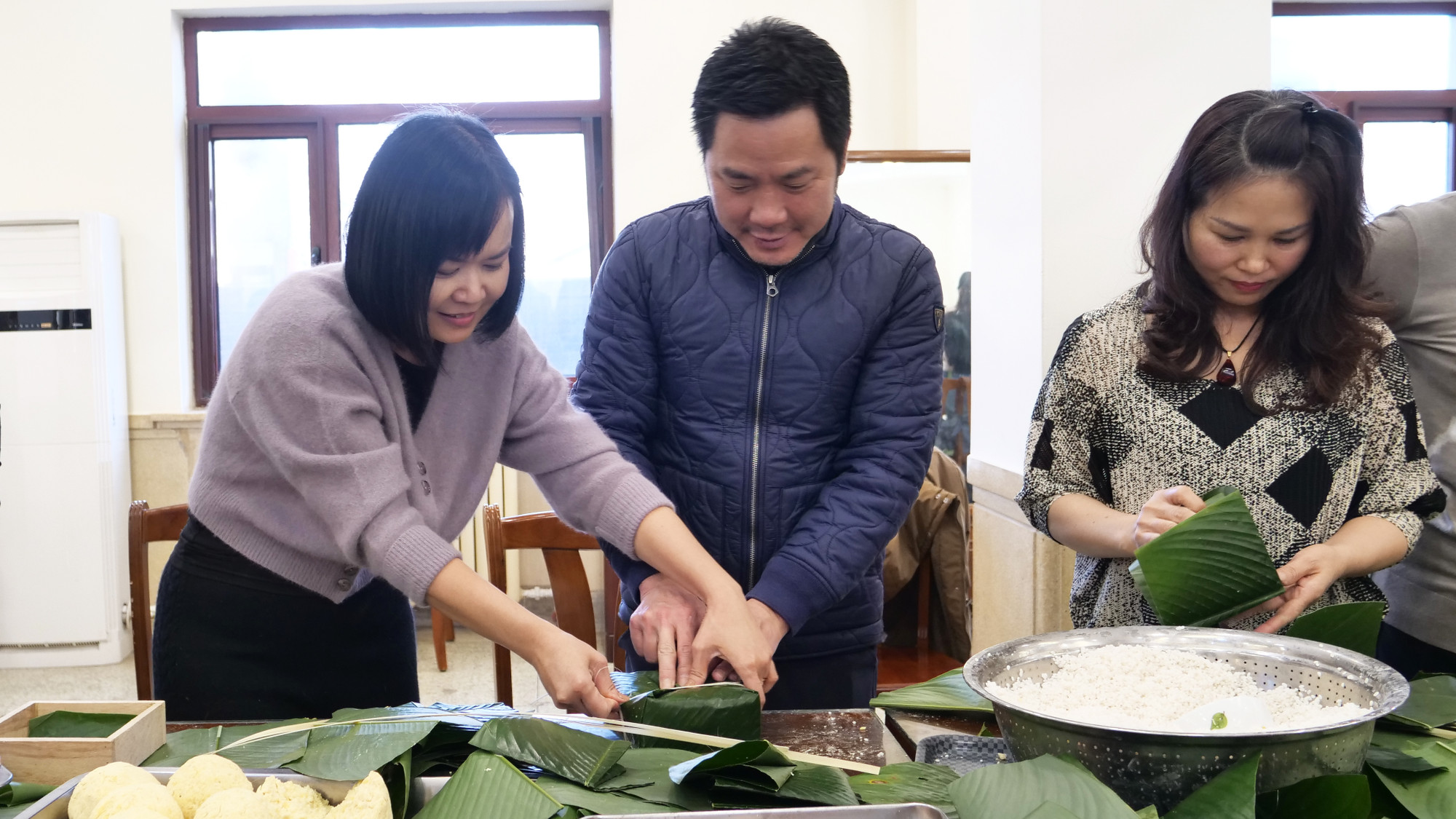 Công sứ Ninh Thành Công và Phu nhân tham gia gói bánh chưng.