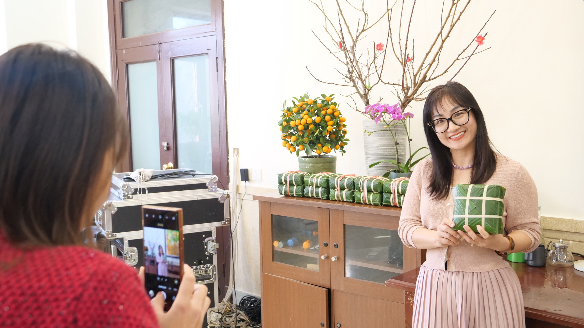 Phu nhân Đại sứ chụp ảnh kỷ niệm với chiếc bánh chưng mình tự gói.