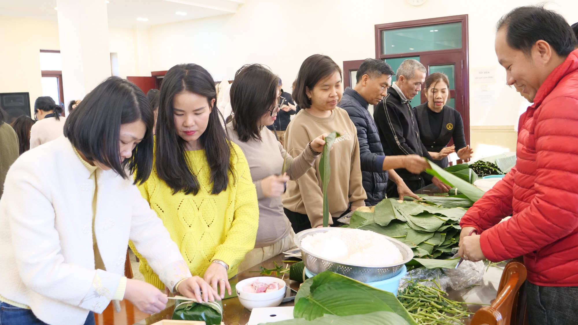 Không khí gói bánh chưng đầm ấm tại bếp ăn tập thể của Đại sứ quán Việt Nam.