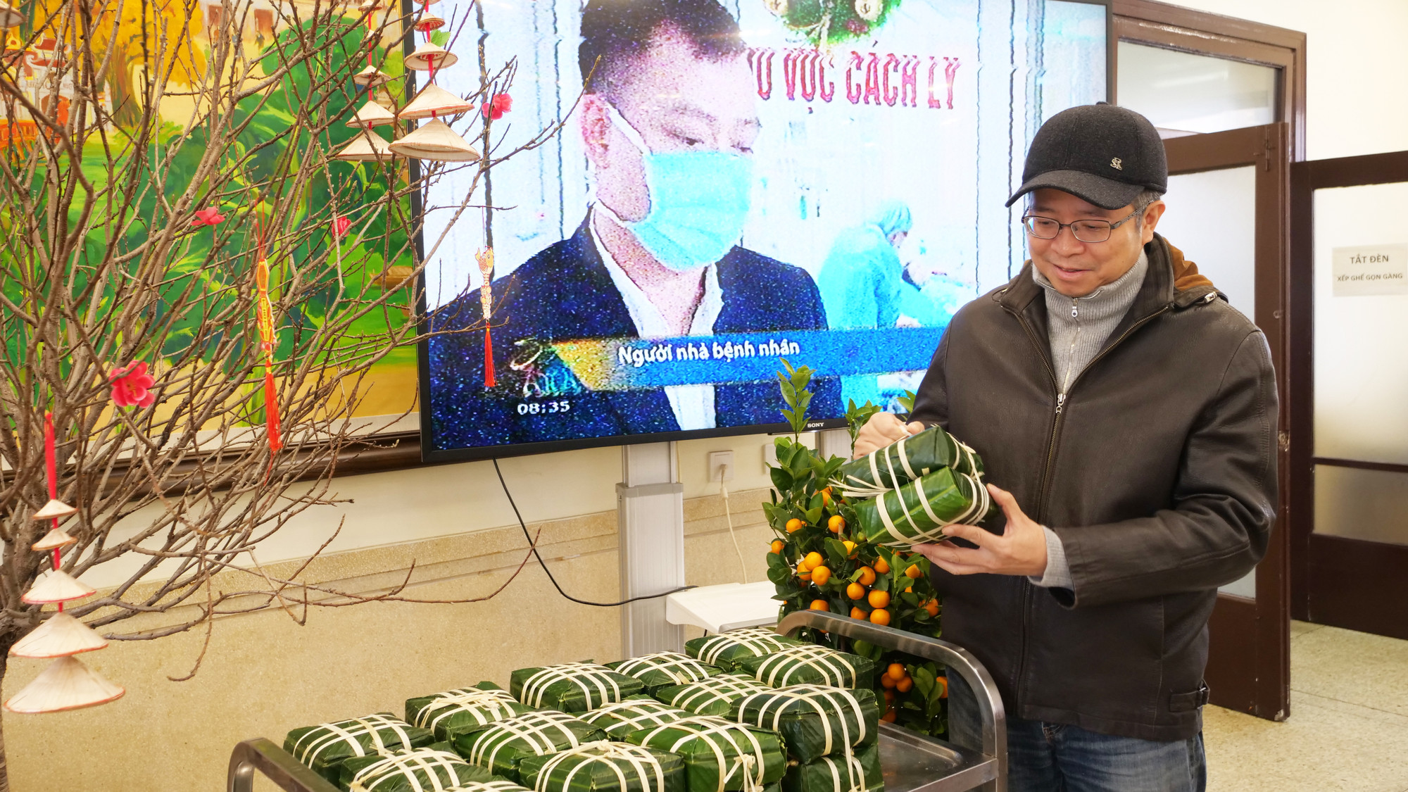 Đại sứ Phạm Thanh Bình kiểm tra bánh chưng trước khi mang đi luộc.