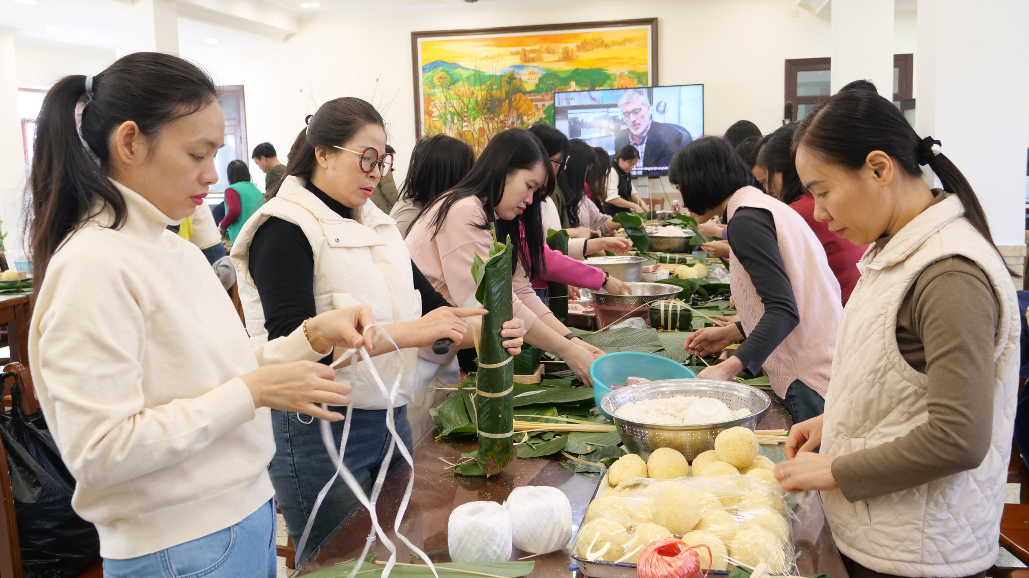 Mỗi người phụ trách một công đoạn gói bánh chưng.