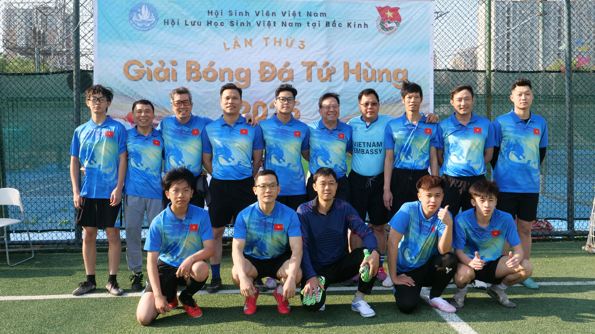 Đội cán bộ, viên chức Đại sứ quán Việt Nam tại Bắc Kinh chụp ảnh lưu niệm trước giờ bóng lăn.