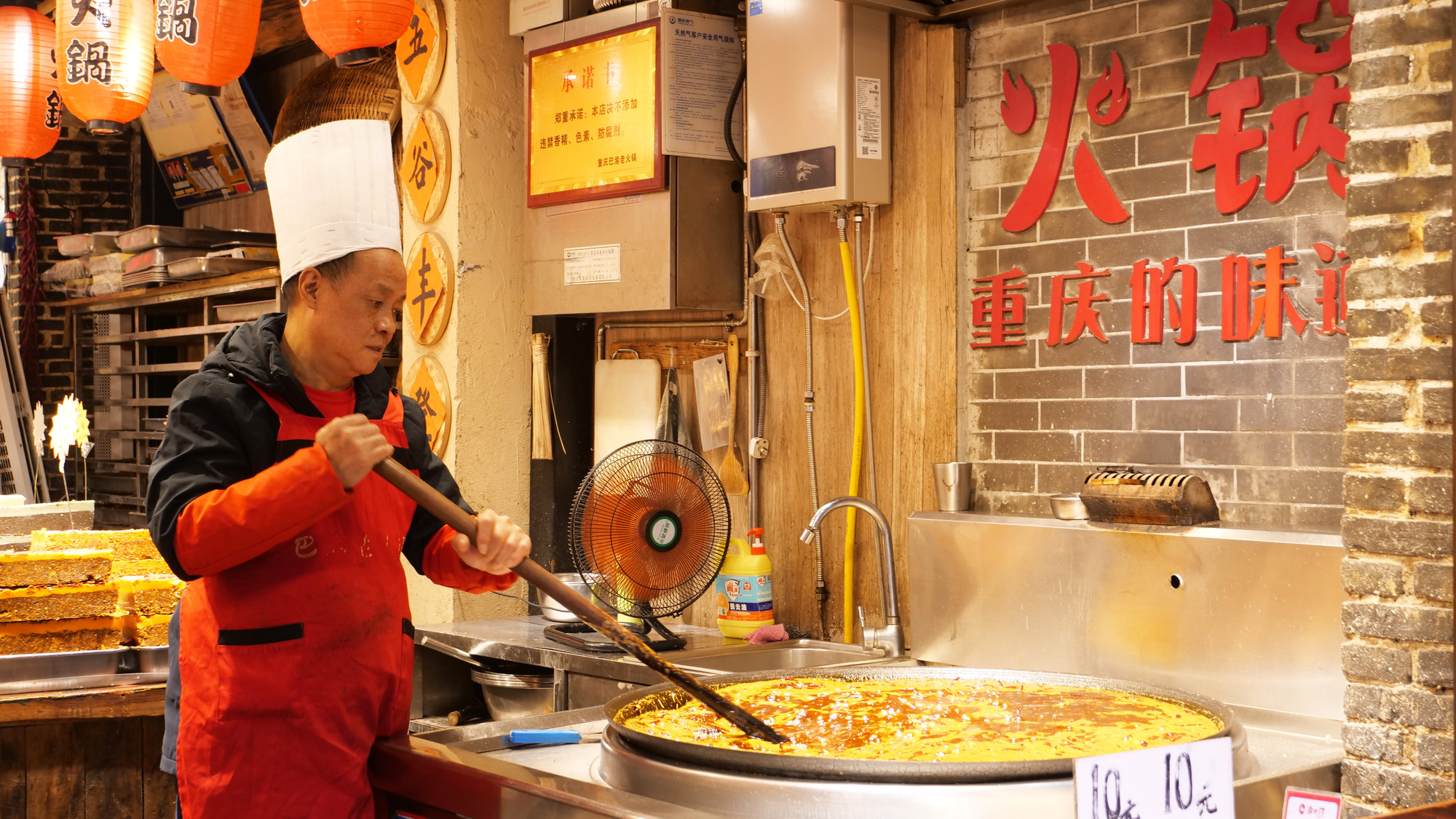 Cốt lẩu gia truyền được chế biến ngay tại cửa hàng, mỗi thương hiệu, mỗi cửa hàng có công thức, bí quyết riêng nhưng phải bảo đảm tiêu chí thơm ngon, béo ngậy và cay nồng. Cốt lẩu gia truyền được chế biến ngay tại cửa hàng, mỗi thương hiệu, mỗi cửa hàng có công thức, bí quyết riêng nhưng phải bảo đảm tiêu chí thơm ngon, béo ngậy và cay nồng.