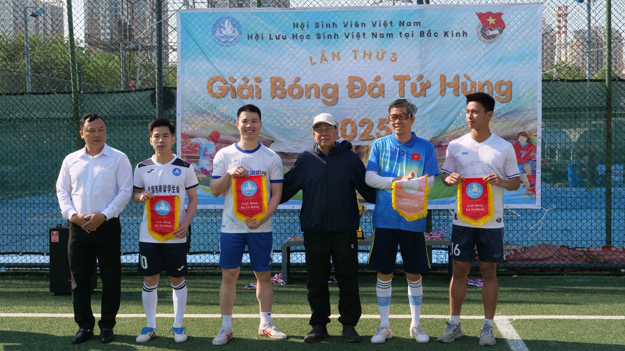 Đại diện Đại sứ quán Việt Nam và Hội lưu học sinh Việt Nam tại Bắc Kinh trao cờ lưu niệm cho các đội bóng.