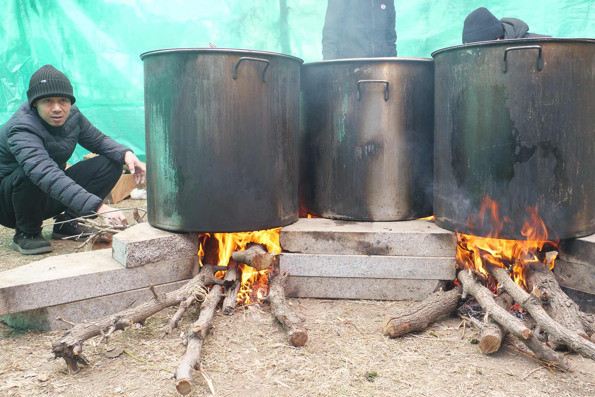 Nhóm lửa luộc bánh trong thời tiết lạnh 0 độ ở Bắc Kinh.