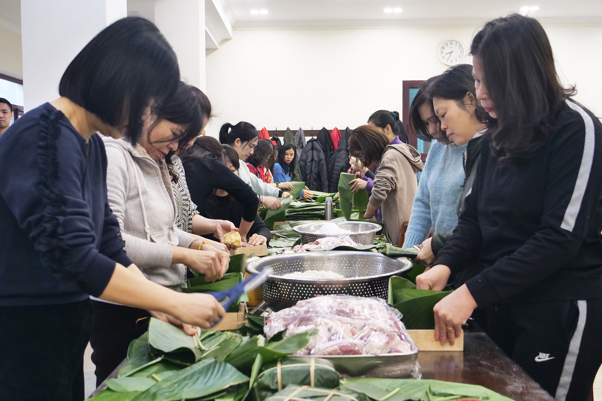 Nhiều chị em công đoàn viên sôi nổi tham gia gói bánh chưng.