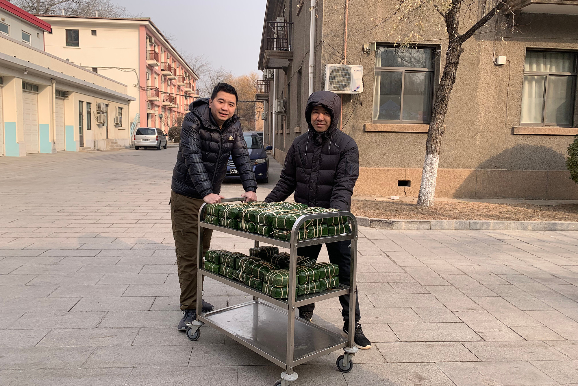 Bánh chưng được chuyển đi luộc.