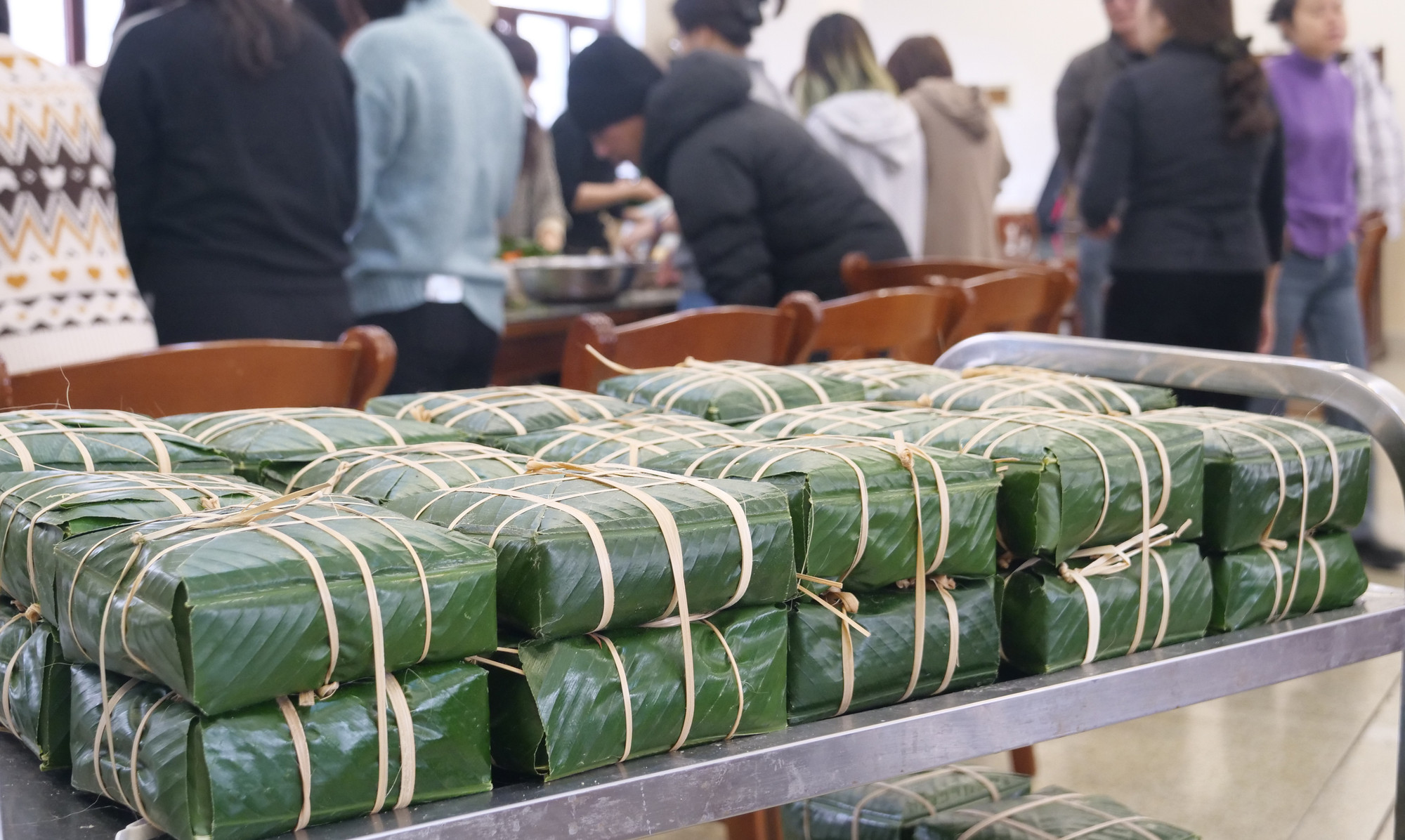 Bánh chưng bán thành phẩm chờ chuyển đi luộc.