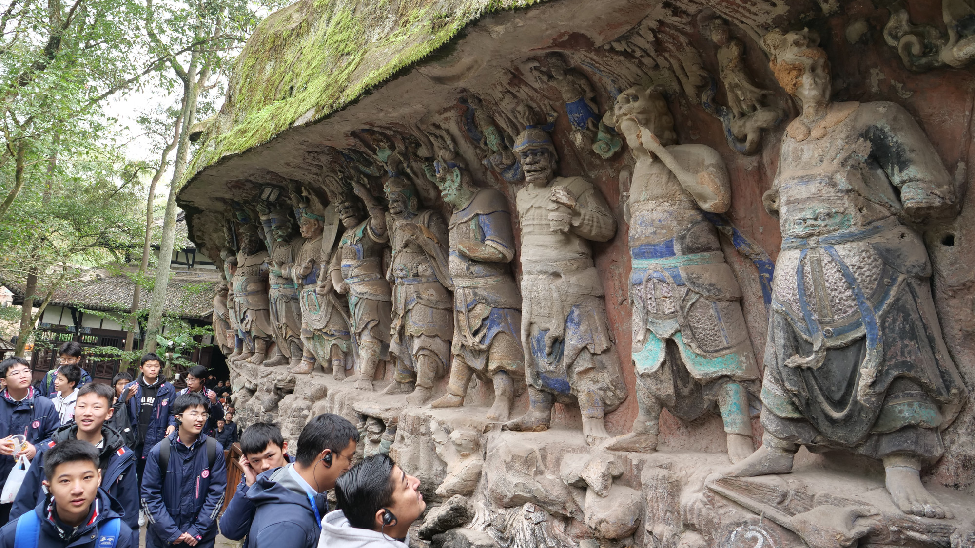 Tuy chỉ dài hơn 500m nhưng với gần 10.000 bức tượng, di tích điêu khắc tượng đá Bảo Đỉnh Sơn là một kho tàng kiến thức về giáo lý Phật giáo, triết lý Nho giáo, quan điểm Đạo giáo.