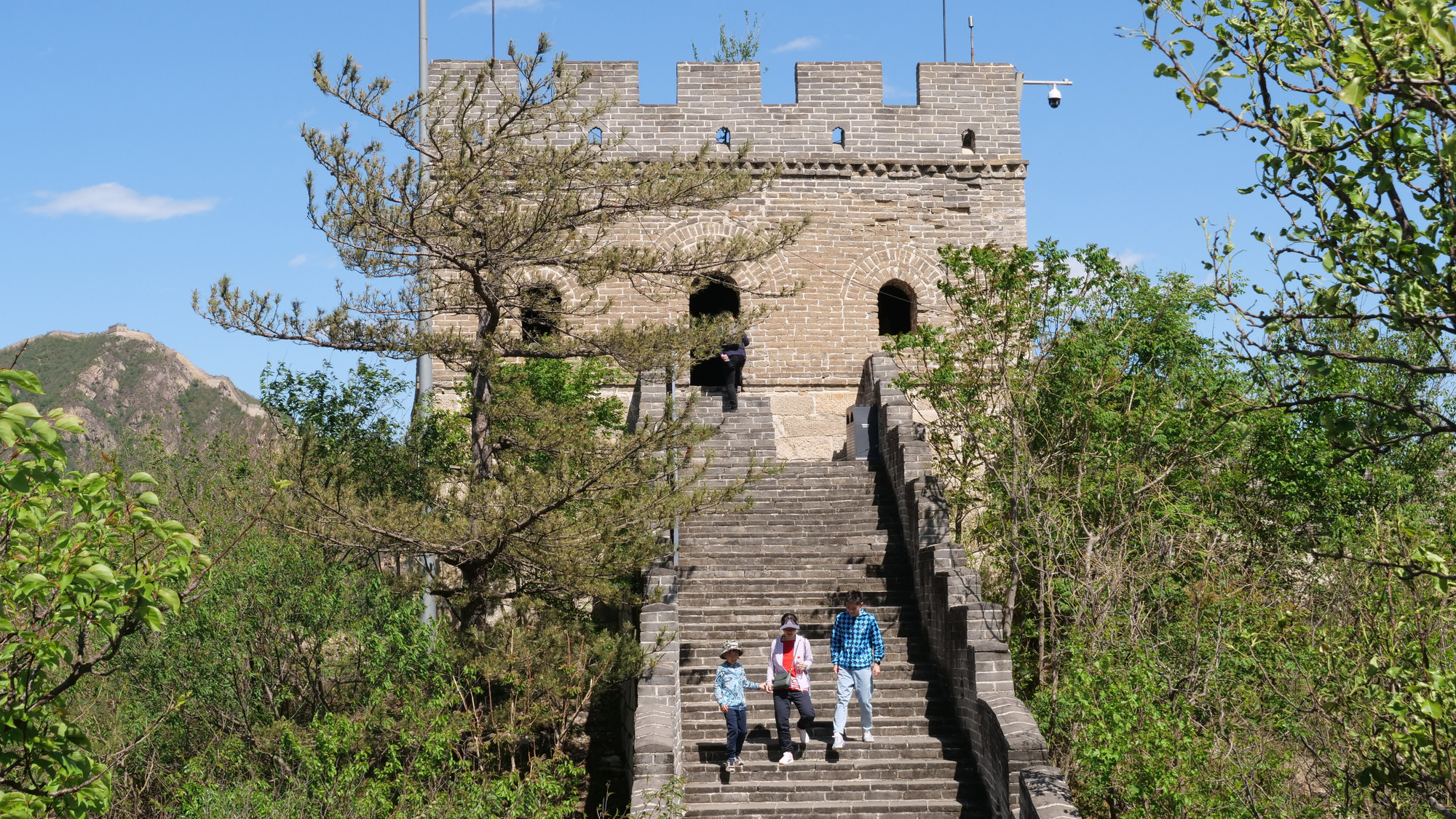 Kết cấu của Trường thành Hoàng Hoa Thành chủ yếu được xây bằng đá phiến, rất kiên cố, được mệnh danh là “thành đồng vách sắt”, đến nay vẫn giữ nguyên diện mạo ban đầu khi mới xây dựng.