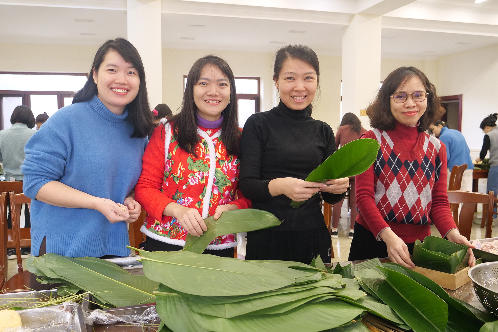Các chị em công đoàn viên tham gia gói bánh chưng.
