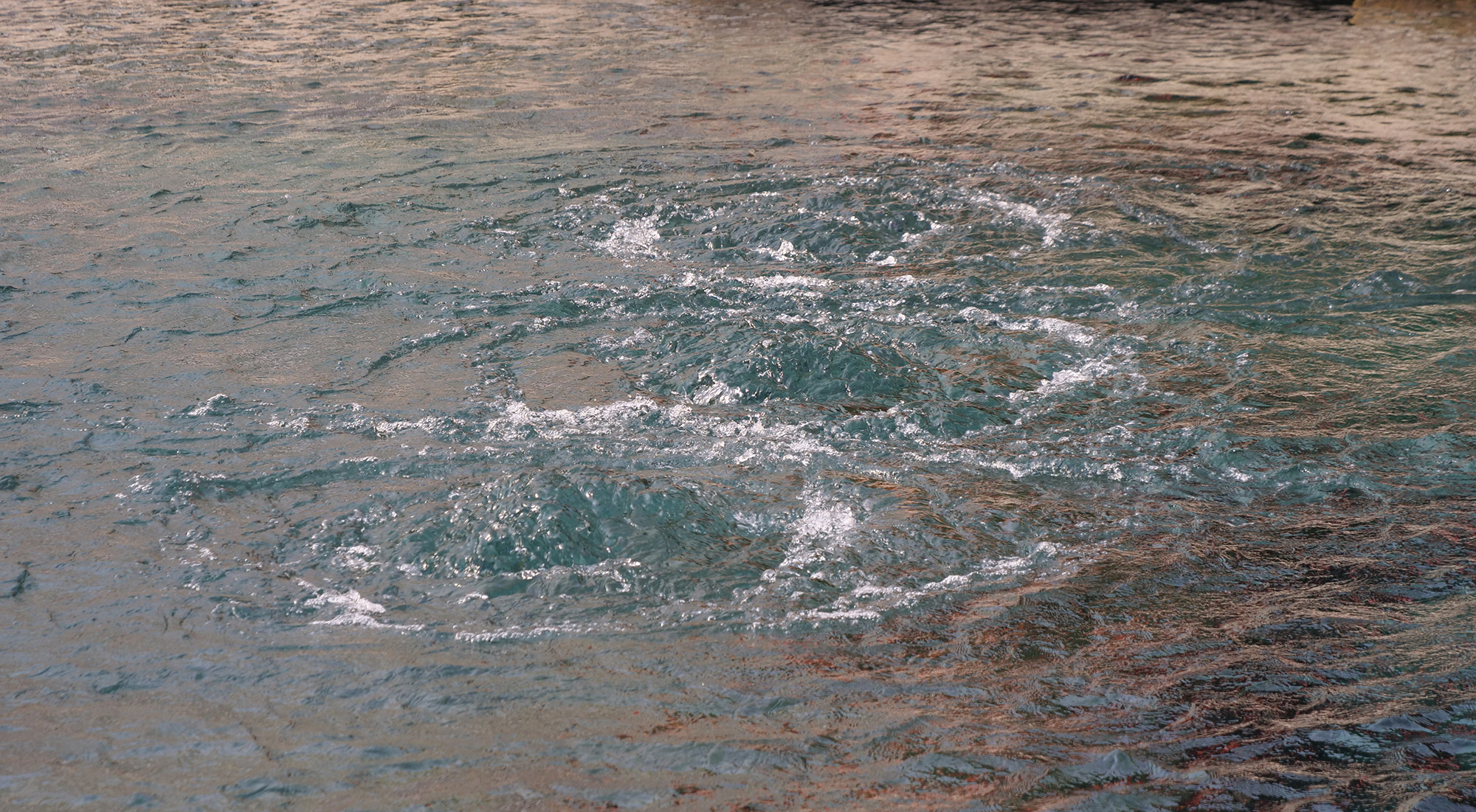 Suối Báo Đột phun trào lên bề mặt qua 3 “mắt suối”.