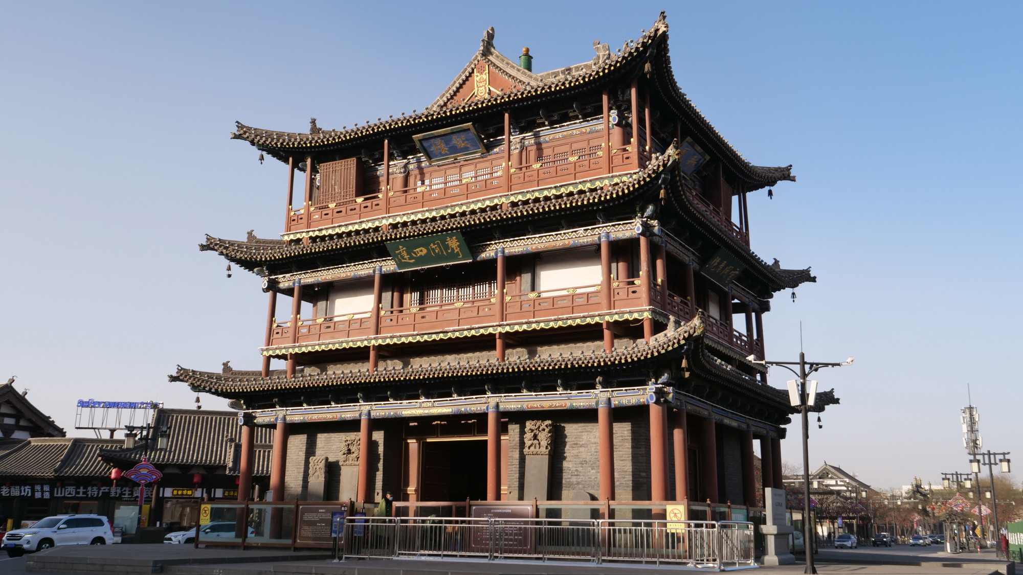 Lầu trống được xây dựng vào khoảng năm 1463-1464, lầu có 3 tầng, cao 20m, tầng trên đặt một cái trống.