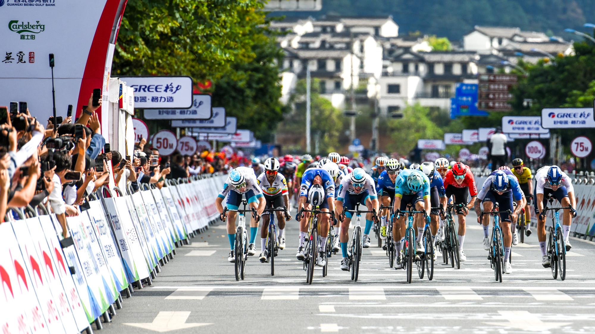 Các cua-rơ bứt tốc những mét cuối cùng để về đích chặng Sùng Tả-Tĩnh Tây sau khi vượt qua 181,5km.