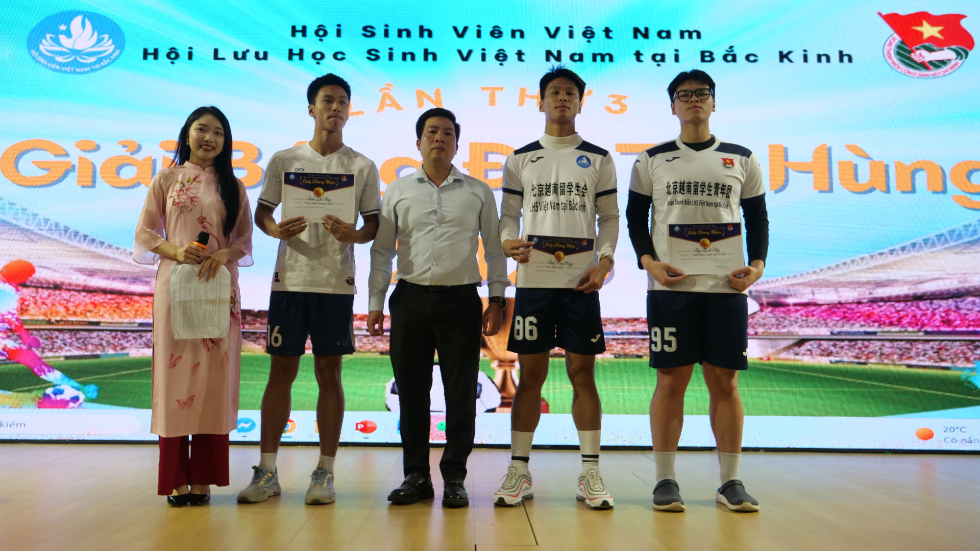 Lễ trao giải thưởng cá nhân xuất sắc nhất giải đấu.