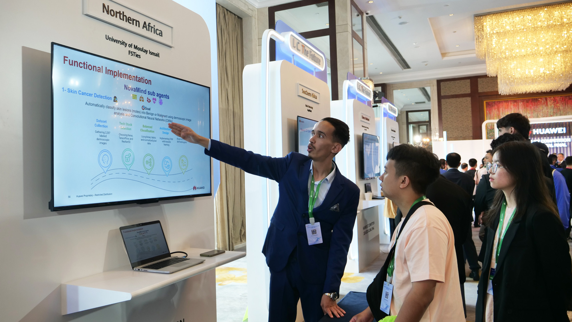 Sinh viên giới thiệu thành quả tham dự cuộc thi ICT lần này. Sinh viên giới thiệu thành quả tham dự cuộc thi ICT lần này.