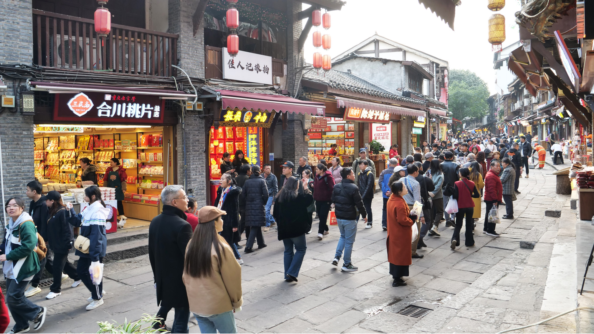 Vào các năm 2006 và 2020, cổ trấn Từ Khí Khẩu lần lượt được công nhận là khu du lịch 4A cấp quốc gia và Top 10 thương hiệu ngành văn hóa-du lịch khu vực Thành Đô-Trùng Khánh. Vào các năm 2006 và 2020, cổ trấn Từ Khí Khẩu lần lượt được công nhận là khu du lịch 4A cấp quốc gia và Top 10 thương hiệu ngành văn hóa-du lịch khu vực Thành Đô-Trùng Khánh.