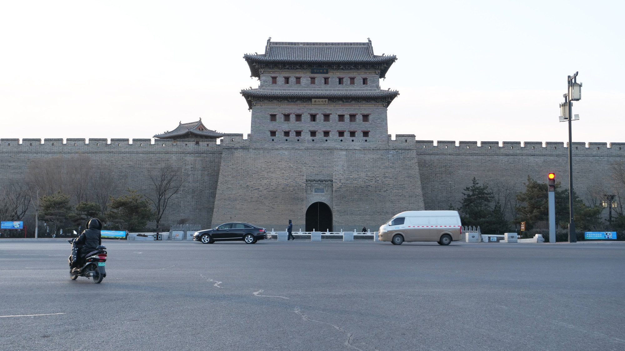 Thành cổ Đại Đồng có diện tích 3,28km2, có cổng thành ở bốn hướng đông tây nam bắc. Tường thành cao 14m, chân thành rộng 18m, mặt thành rộng 12m, được đắp bằng hỗn hợp đá vôi, đá dăm và cát mịn, bên ngoài là lớp gạch nung. Bên trên cổng thành có tiễn lầu-nơi các cung thủ bắn tên; bên ngoài cổng thành có hai vòng tường thành hình bán nguyệt để tăng khả năng phòng thủ, vòng ngoài gọi là ung thành, vòng trong gọi là nguyệt thành.