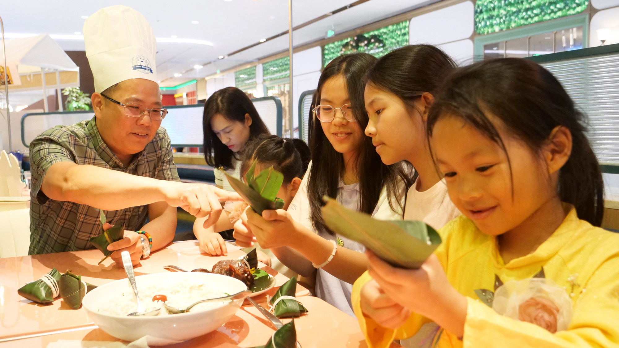 Gói bánh ú dịp Tết Đoan Ngọ là một tập tục để tưởng nhớ nhà thơ yêu nước Khuất Nguyên thời xưa.