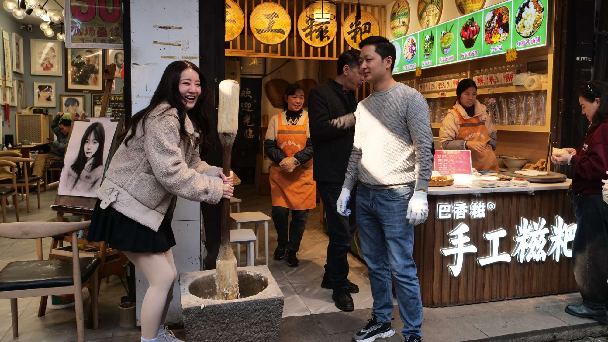 Cổ trấn Từ Khí Khẩu là thiên đường đồ ăn vặt truyền thống. Du khách có thể trải nghiệm giã bánh dày và thưởng thức món bánh dày nướng đá nóng, bánh chay truyền thống. Cổ trấn Từ Khí Khẩu là thiên đường đồ ăn vặt truyền thống. Du khách có thể trải nghiệm giã bánh dày và thưởng thức món bánh dày nướng đá nóng, bánh chay truyền thống.