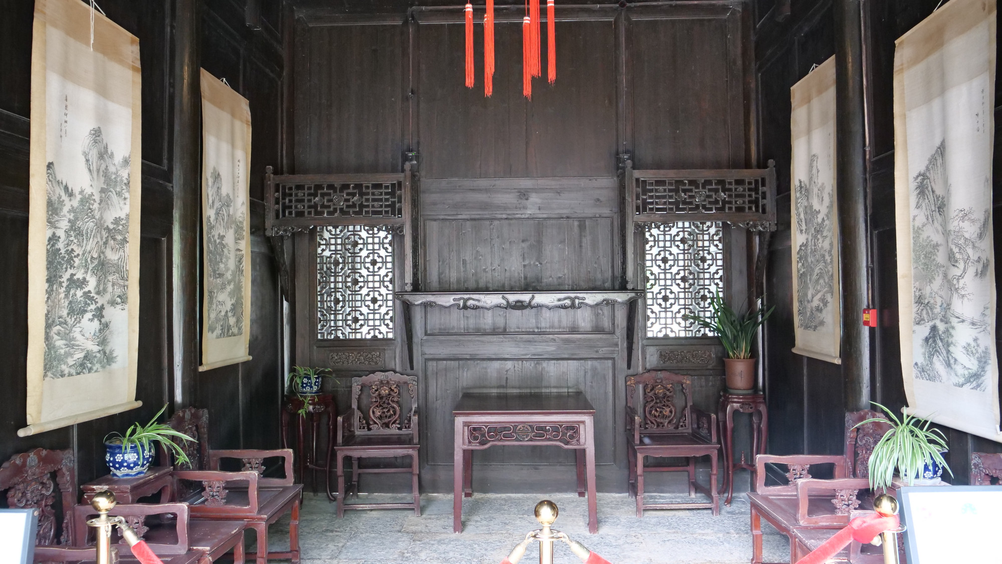 Không gian phòng khách trong nhà cổ.