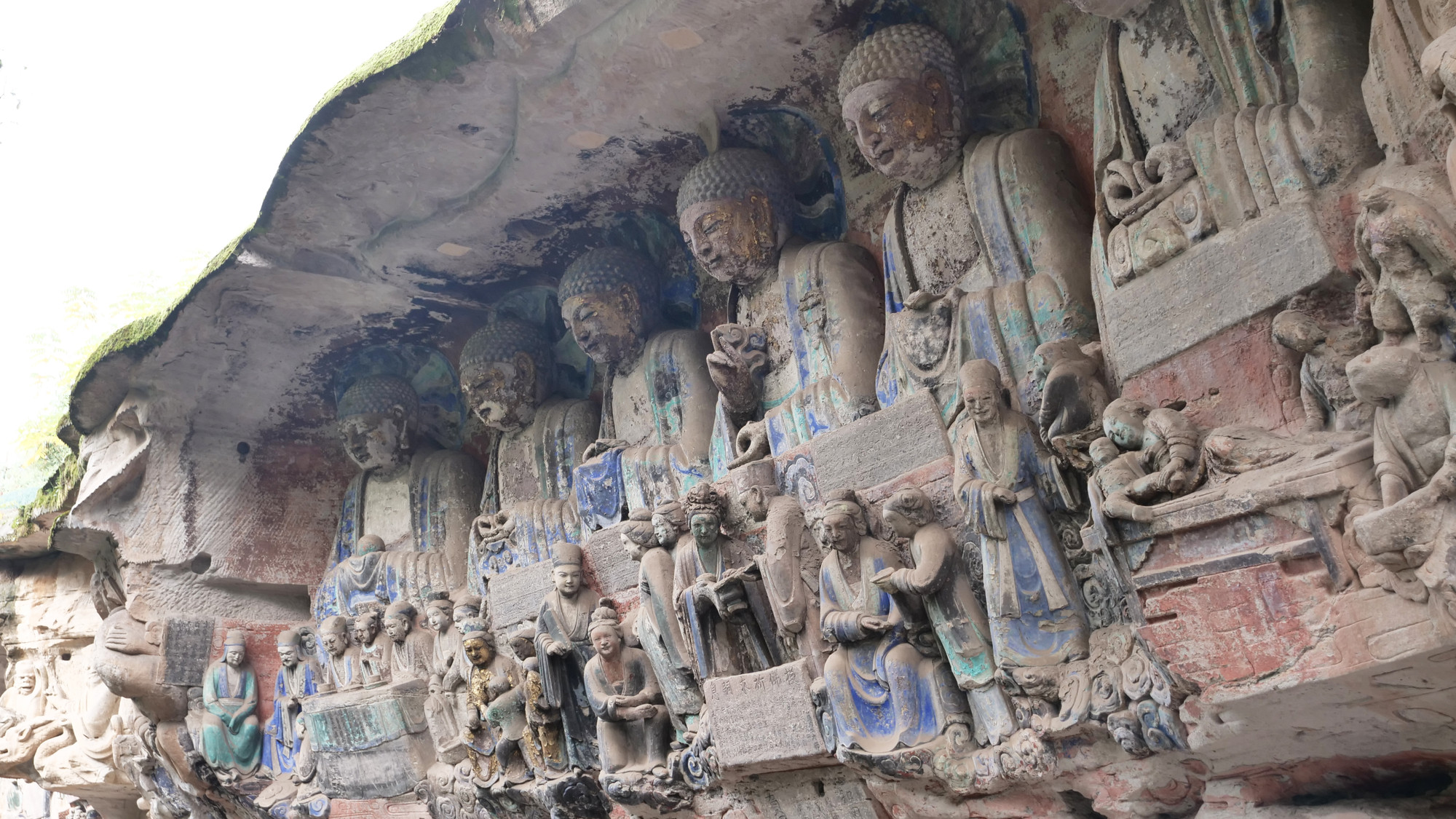 Cụm tượng đá “Công cha nghĩa mẹ” với chiều cao 7m, rộng 14m, sâu 2,5m, là tác phẩm tiêu biểu về ca ngợi đạo hiếu của Nho giáo, miêu tả sự vất vả và tình yêu thương của cha mẹ khi nuôi dạy con cái.