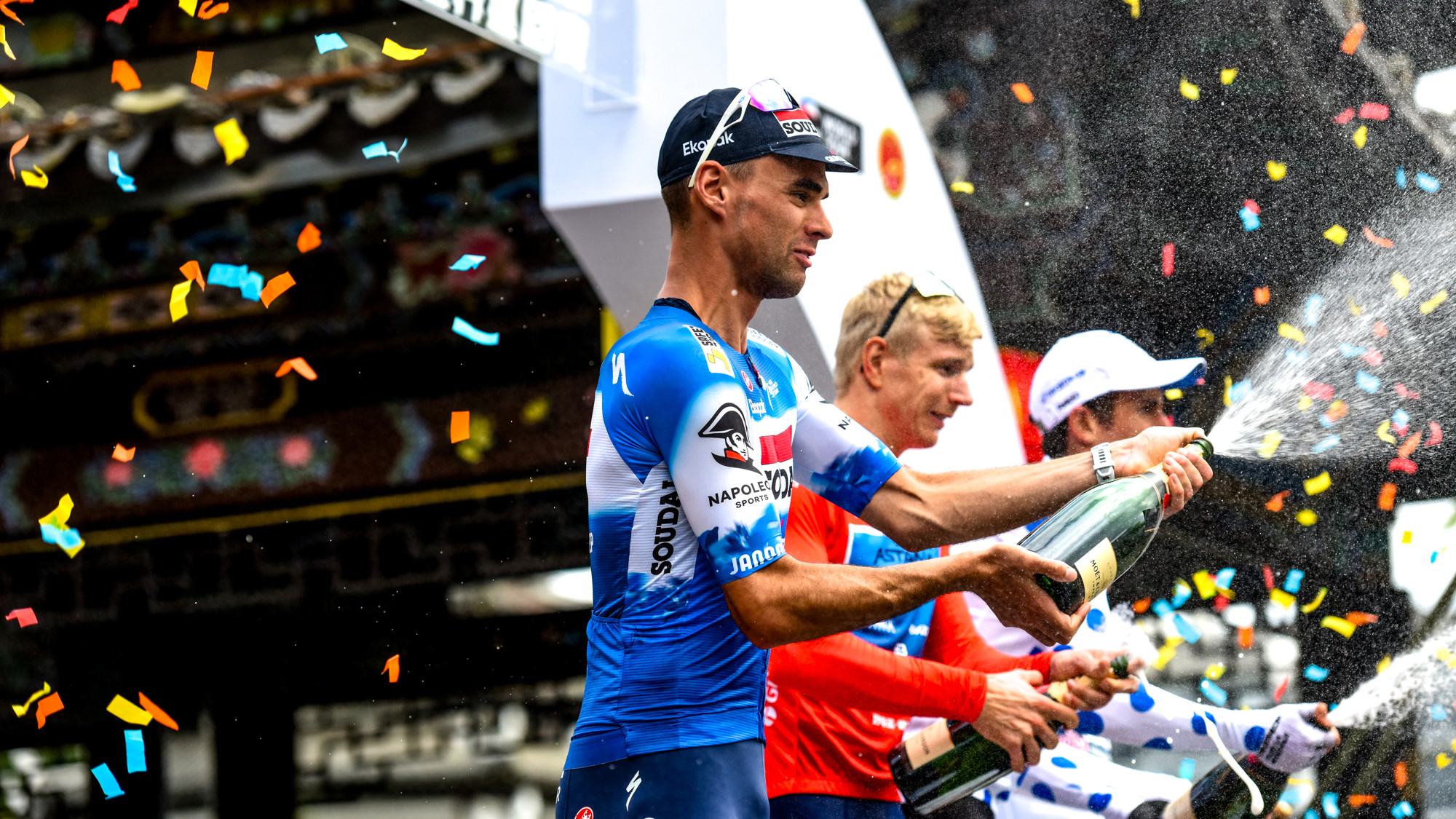 Các cua-rơ bật sâm-banh ăn mừng tại lễ trao giải.