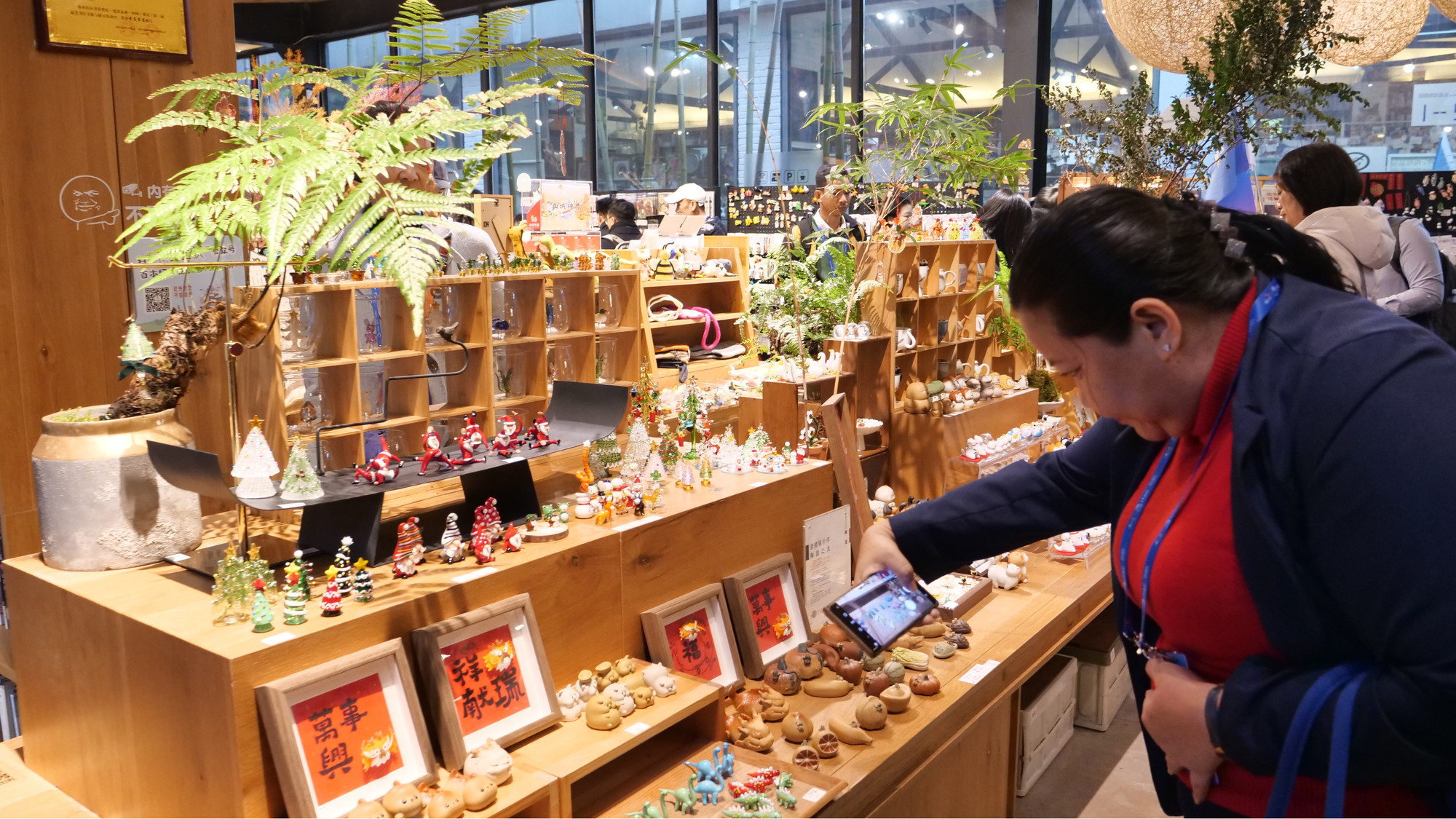 Du khách tham quan, mua sắm các đồ lưu niệm tại Thư viện Bắc Thương mở cửa 24 giờ trong ngày.