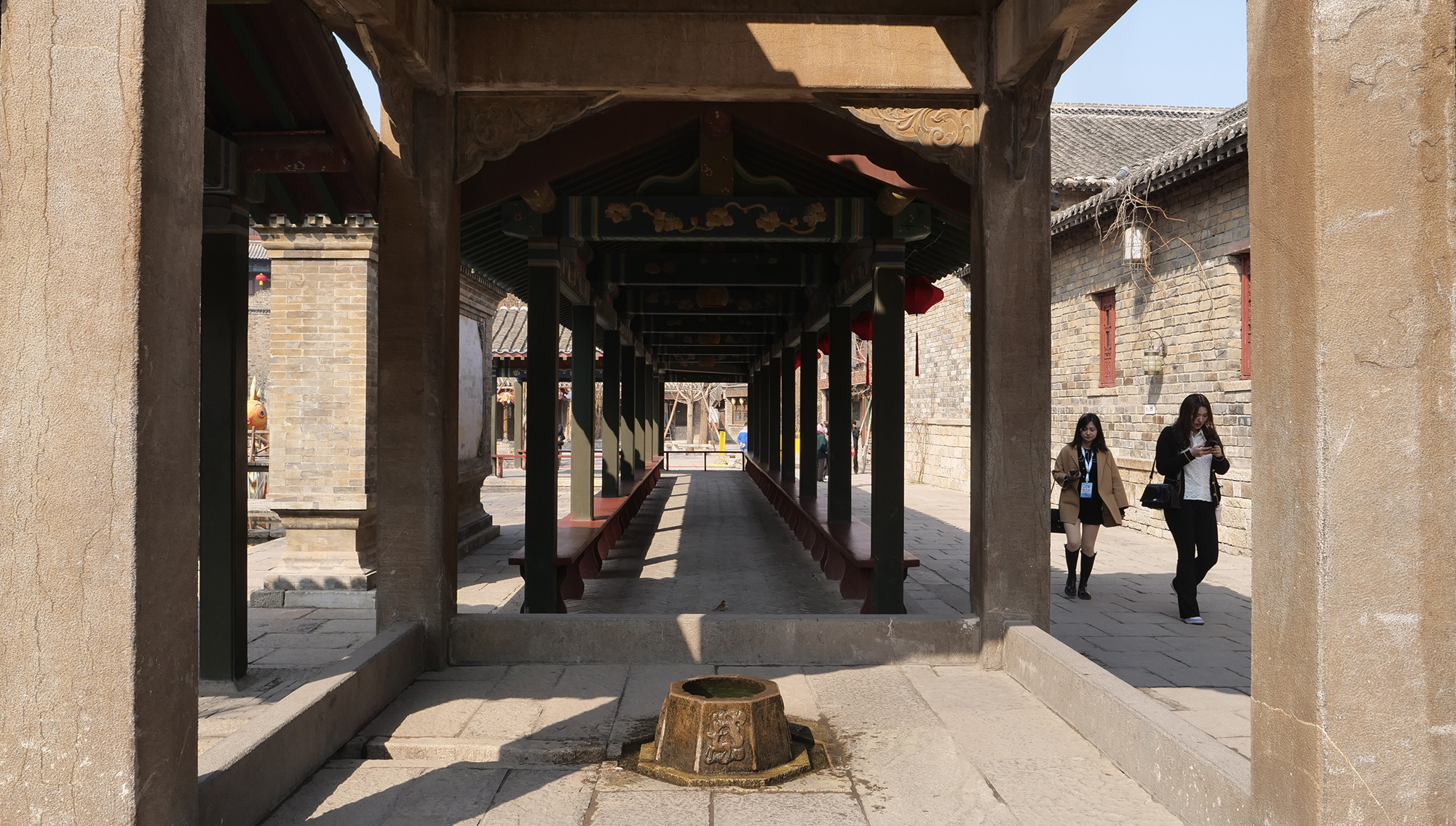 Du khách có thể bắt gặp “mắt suối” ngay bên đường đi.