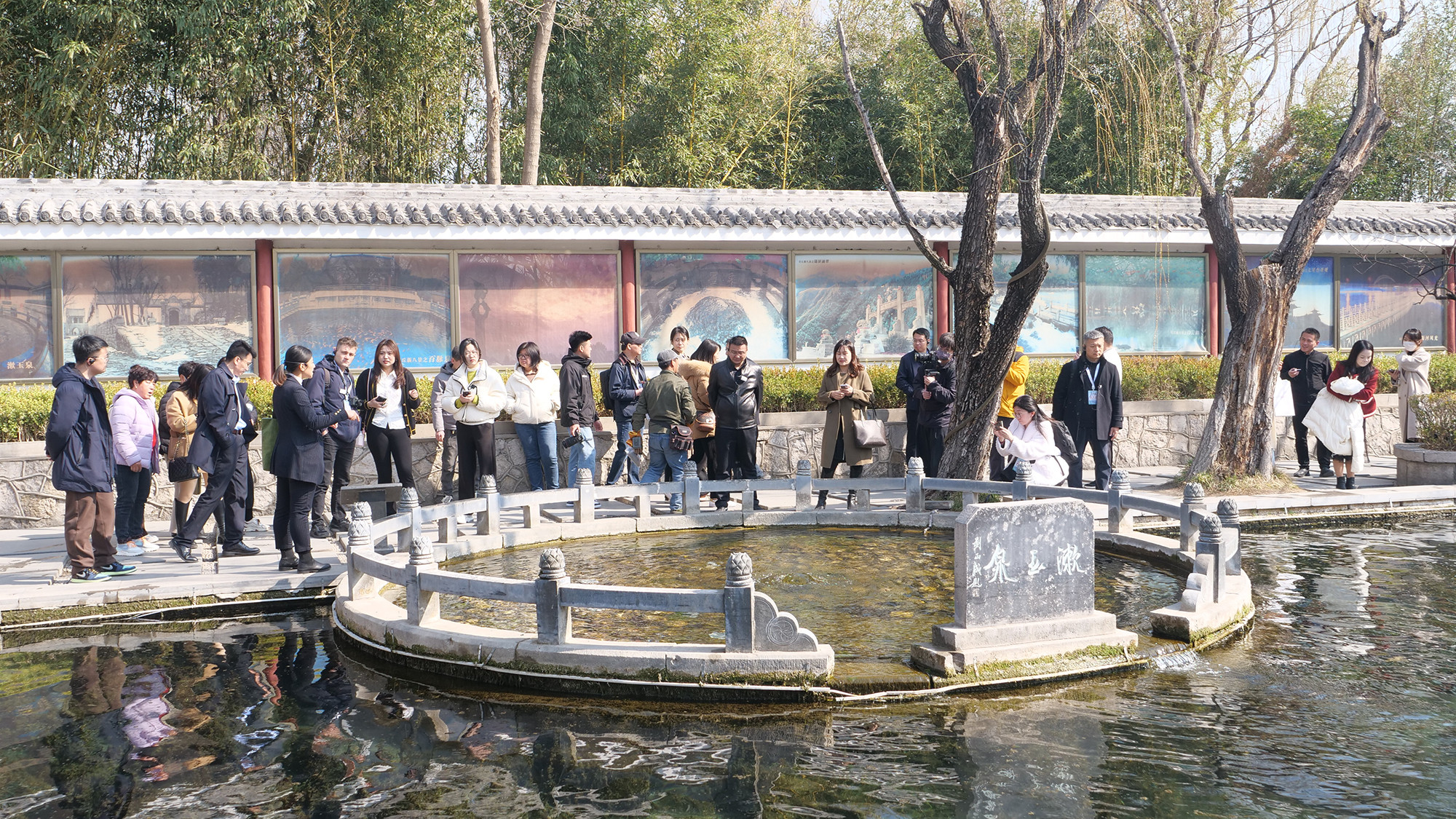 Du khách tham quan “mắt suối” Thấu Ngọc Tuyền.