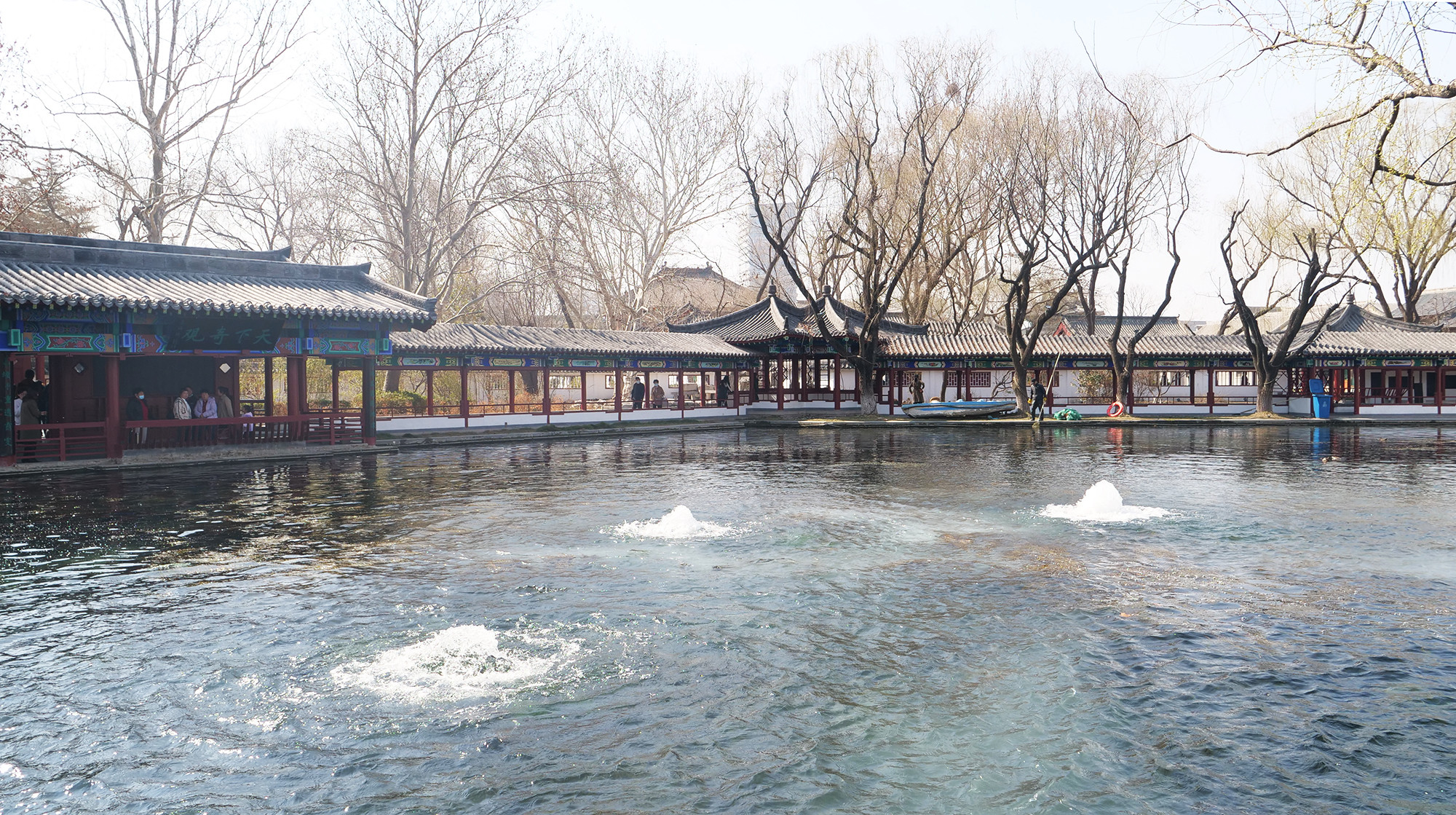 Hành lang xung quanh hồ suối.