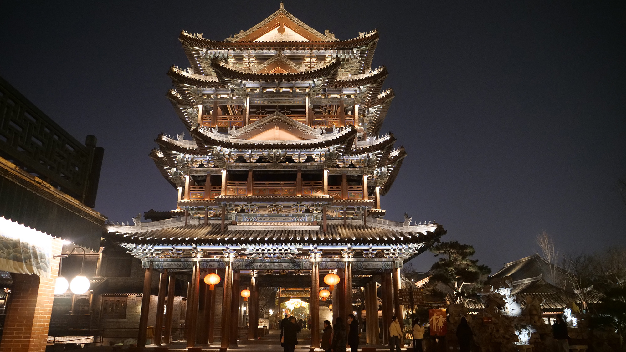 Một tòa lầu tháp nổi bật giữa đêm tối.