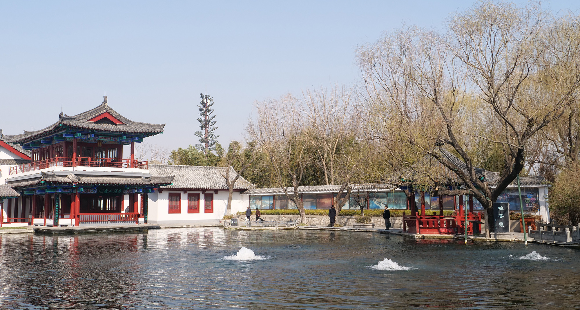 Một hồ suối với 3 “mắt suối” phun trào.