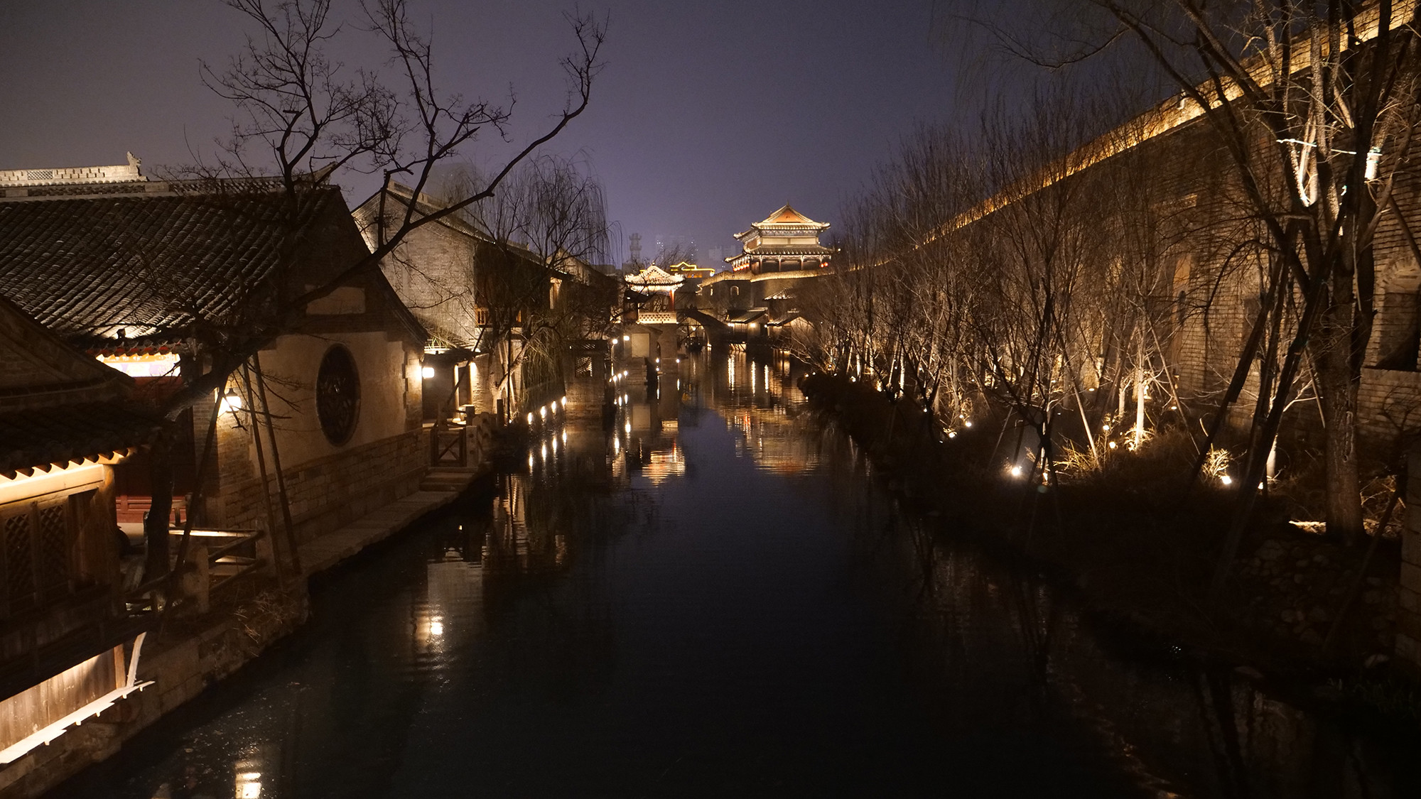 Cảnh đêm dòng sông uốn lượn ngay dưới chân thành cổ.