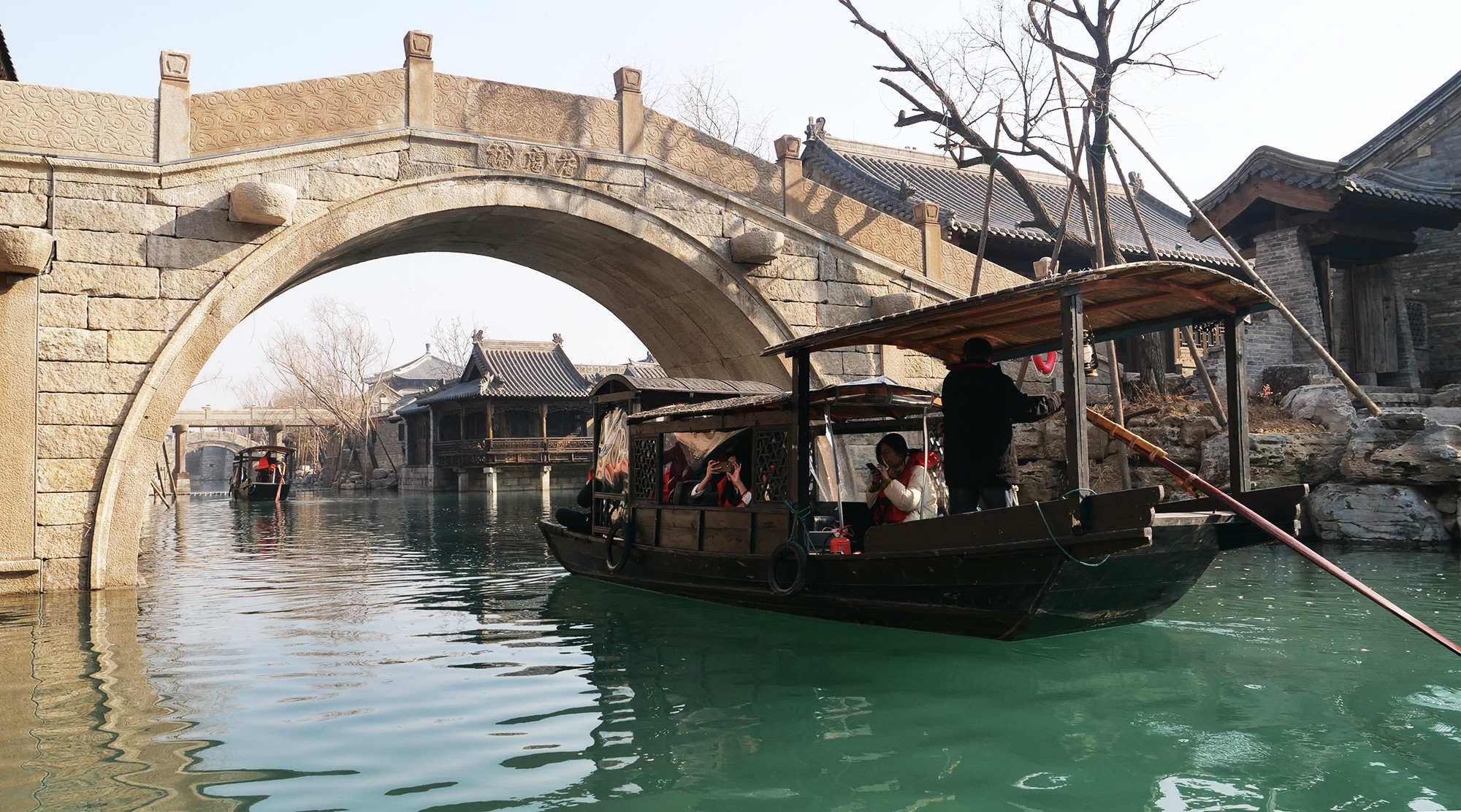 Những cây cầu đá bắc qua sông là nét chấm phá độc đáo của thành cổ.