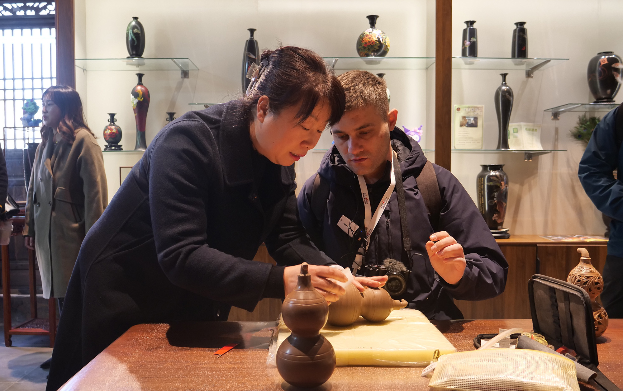 Du khách trải nghiệm nghề thủ công mỹ nghệ truyền thống.