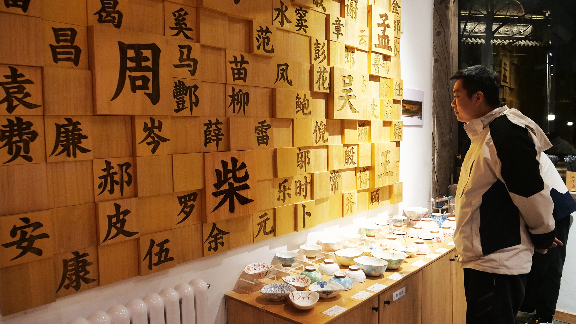 Du khách tìm mua quà lưu niệm.