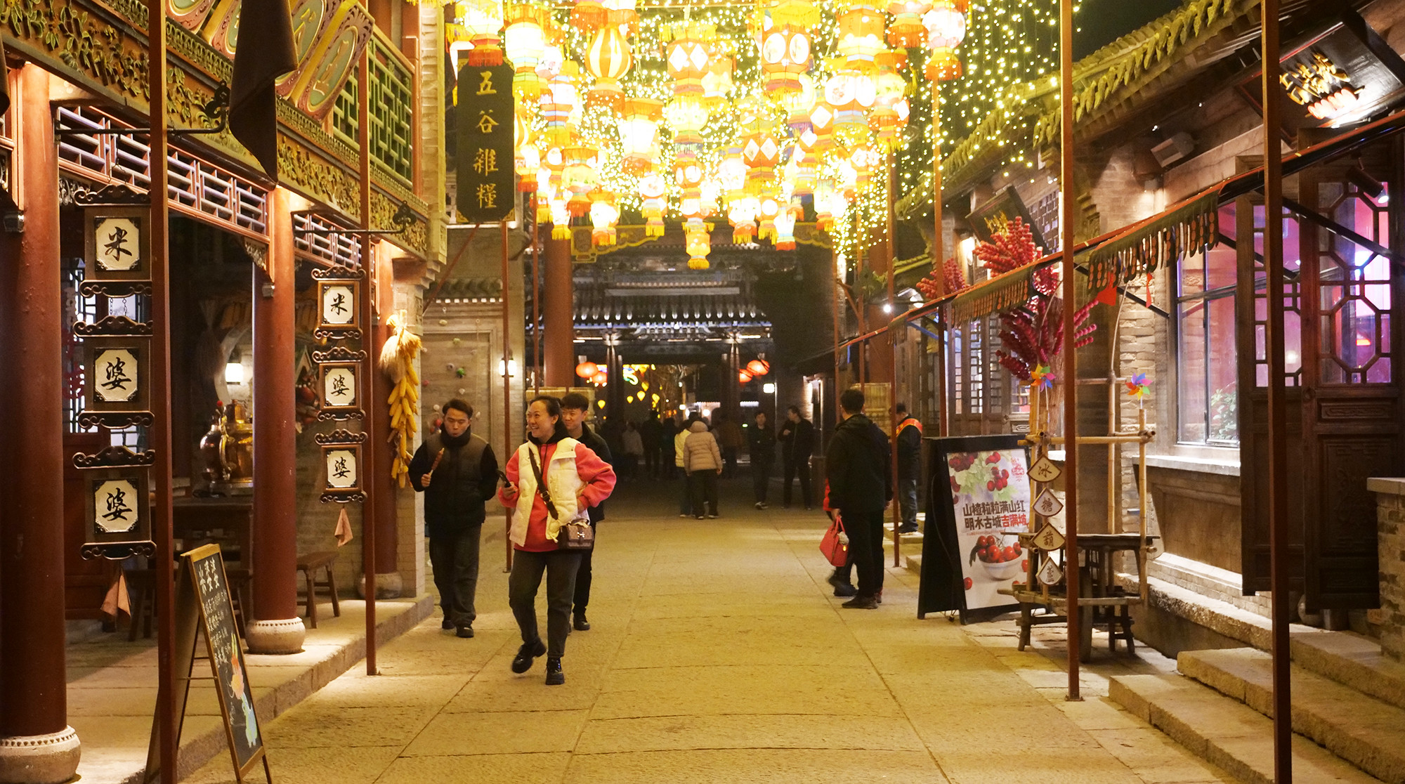 Du khách đi dạo tối trong thành cổ.