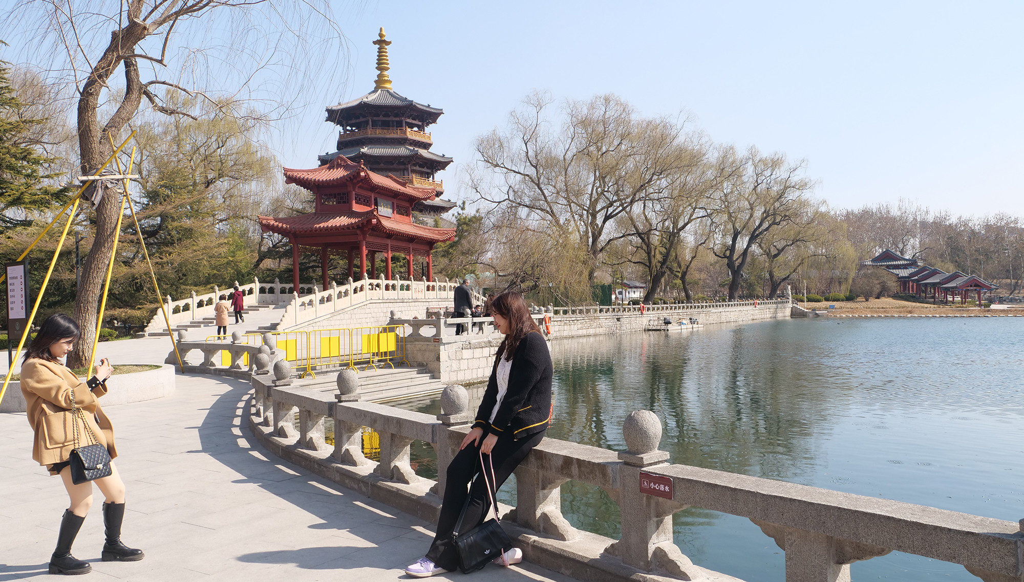 Du khách chụp ảnh check-in bên cạnh hồ suối.