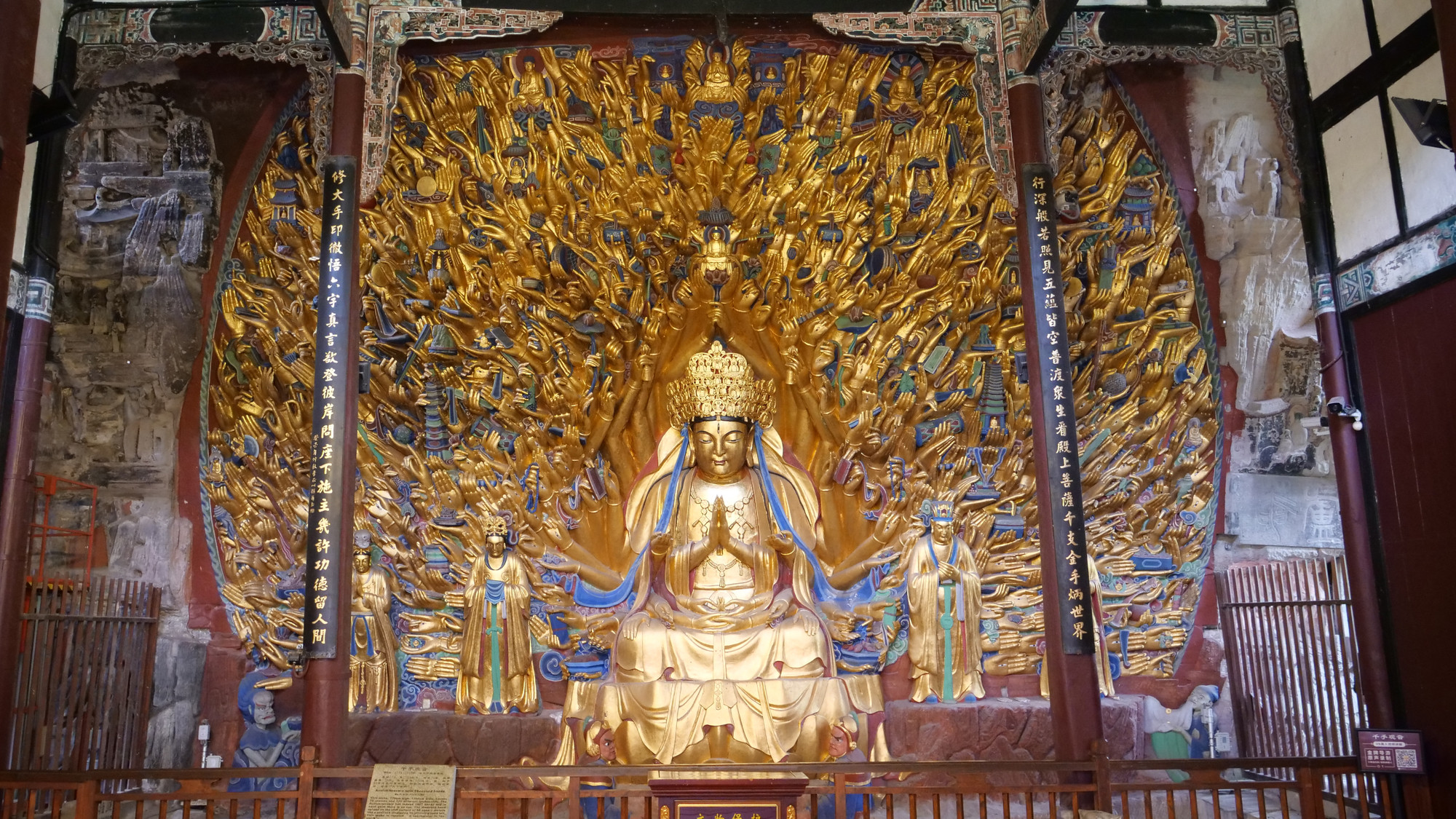 “Quan Âm nghìn tay” cao 77m, rộng 12,5m, được chạm khắc trên vách đá rộng 88m2 trong tư thế ngồi kiết già với 1.007 bàn tay chạm khắc nổi tỏa ra các hướng, trên mỗi bàn tay là một pháp khí. Đây là 1 trong 6 bức tượng Quan Âm lớn của Phật giáo mật tông, được mệnh danh là “kỳ quan thiên hạ”.