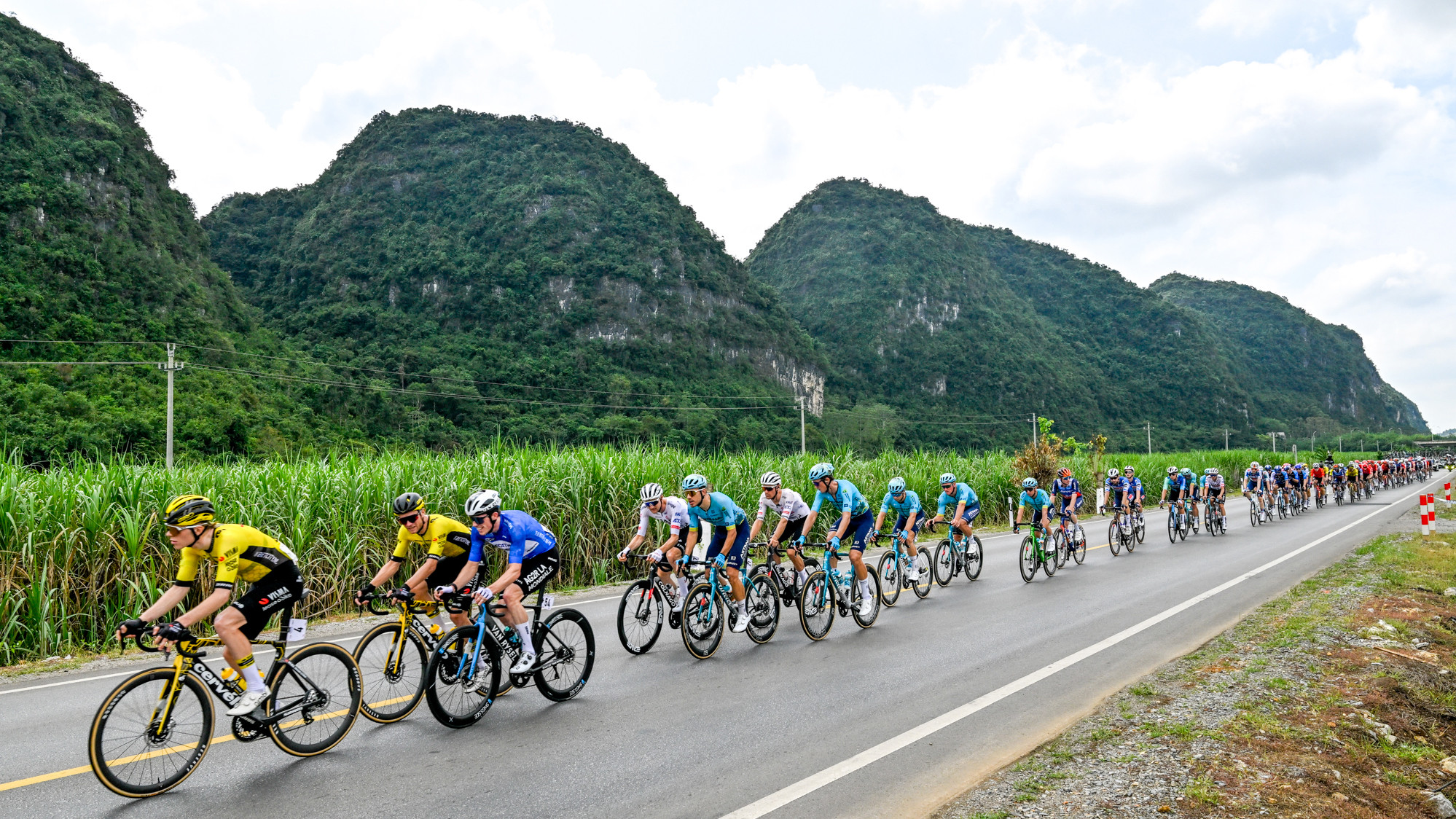 Các cua-rơ trải nghiệm đua xe đạp trong phong cảnh thiên nhiên tươi đẹp của Quảng Tây, Trung Quốc.