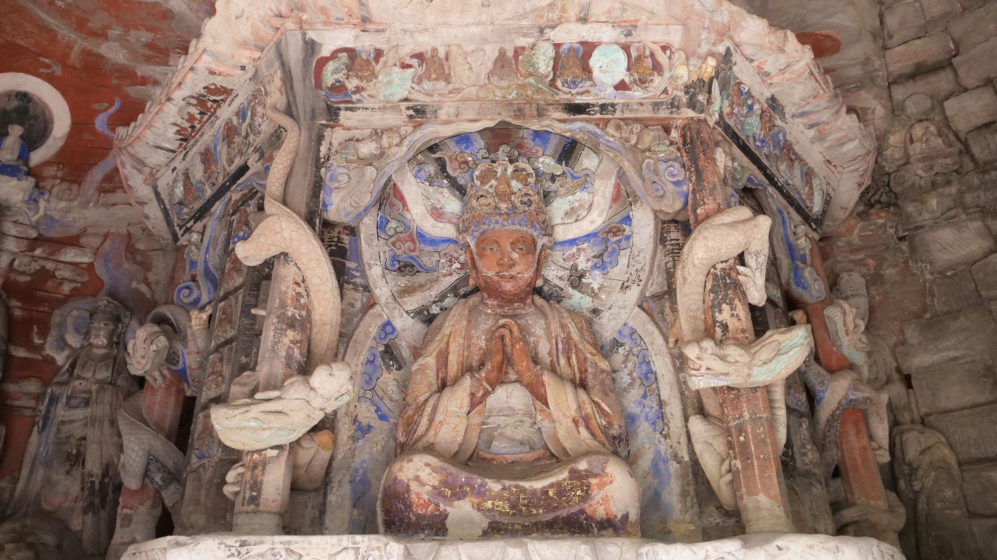 Tượng đá Tỳ Lô Giá Na Phật ngồi trong bảo tháp được chạm khắc sinh động, tinh xảo.