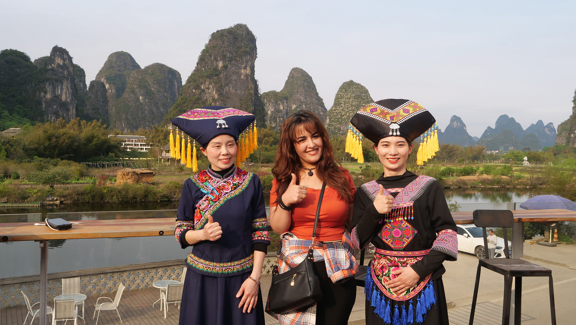 Du khách tìm hiểu phong tục, văn hóa địa phương và chụp ảnh lưu niệm với các cô gái dân tộc trong trang phục truyền thống. Du khách tìm hiểu phong tục, văn hóa địa phương và chụp ảnh lưu niệm với các cô gái dân tộc trong trang phục truyền thống.